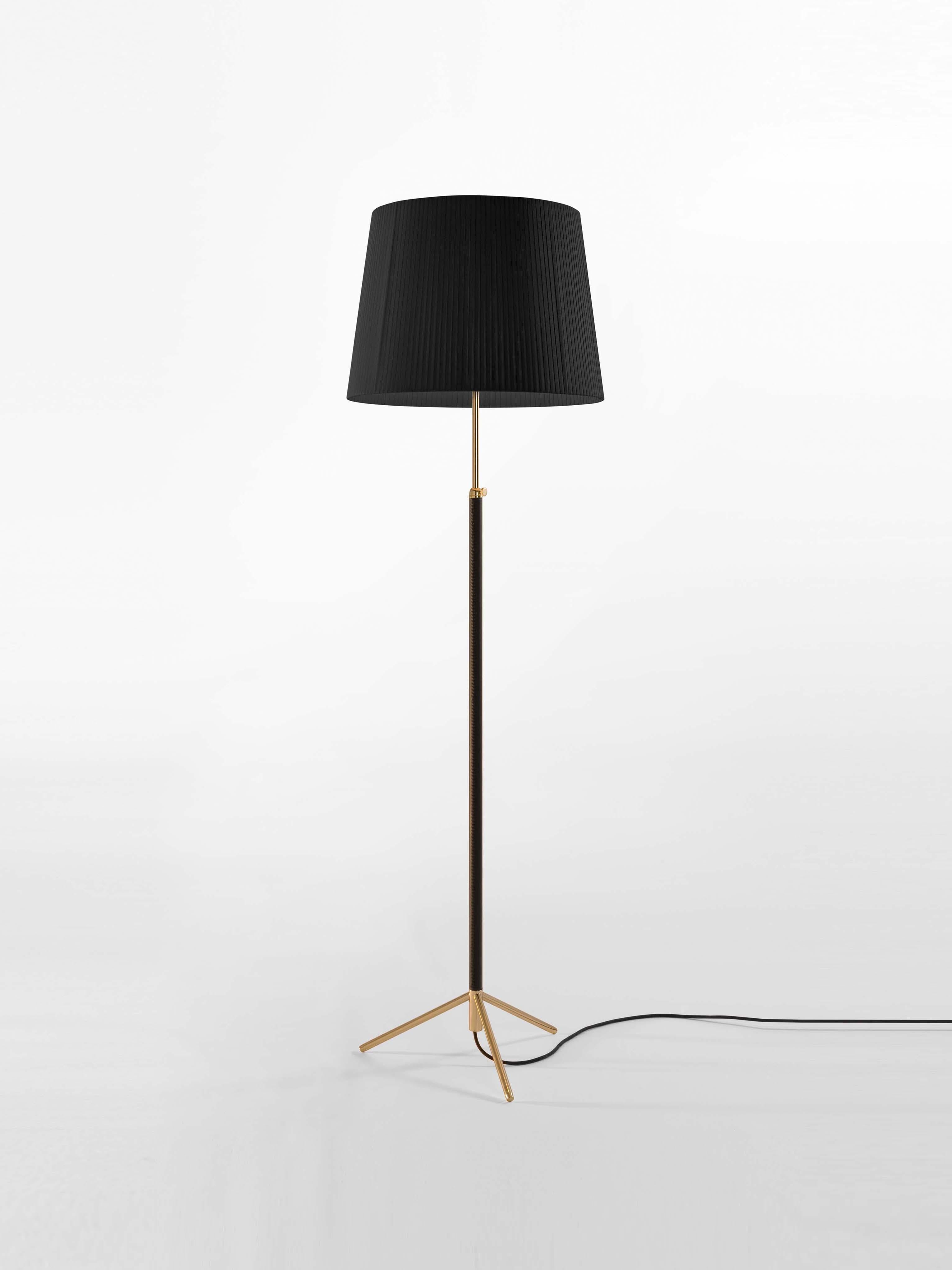 Black and brass Pie de Salón G1 floor lamp by Jaume Sans
Dimensions: D 45 x H 120-160 cm
Materials: Metal, leather, ribbon.
Available in chrome-plated or polished brass structure.
Available in other shade colors and sizes.

This slender