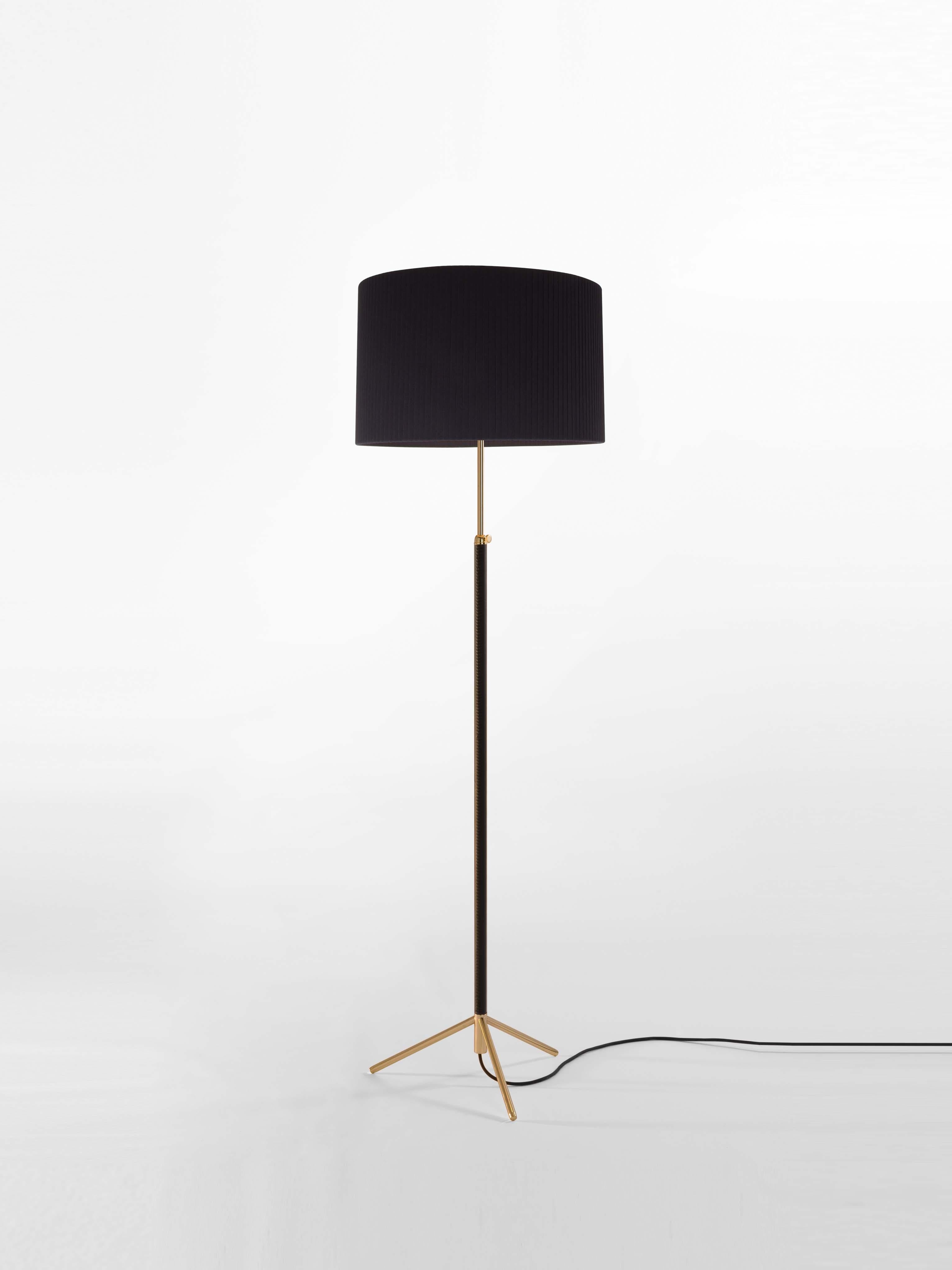 Black and brass pie de salón G2 floor lamp by Jaume Sans
Dimensions: D 45 x H 120-160 cm
Materials: Metal, leather, ribbon.
Available in chrome-plated or polished brass structure.
Available in other shade colors and sizes.

This slender