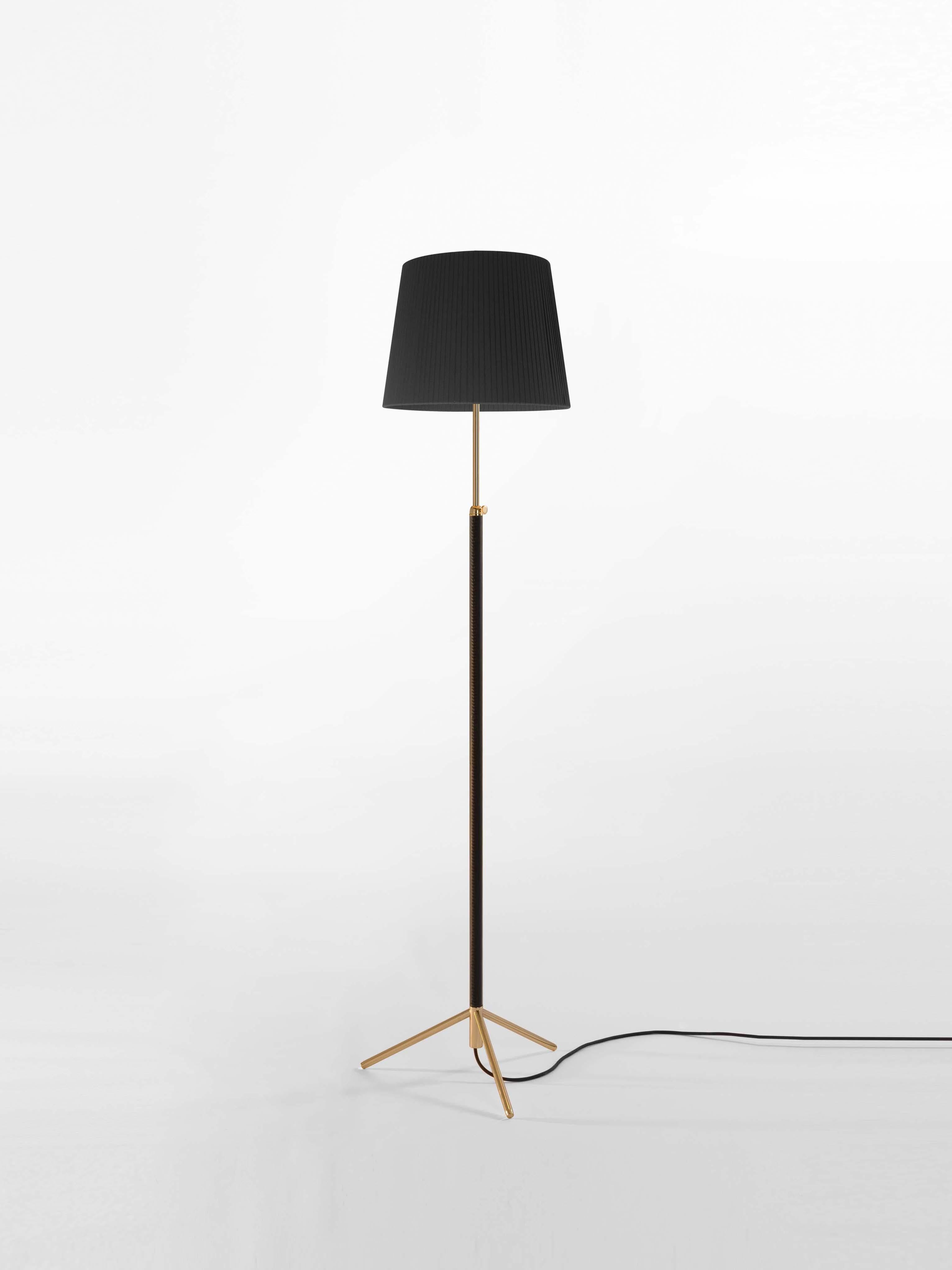 Black and brass pie de Salón G3 floor lamp by Jaume Sans
Dimensions: D 40 x H 120-160 cm
Materials: Metal, leather, ribbon.
Available in chrome-plated or polished brass structure.
Available in other shade colors and sizes.

This slender