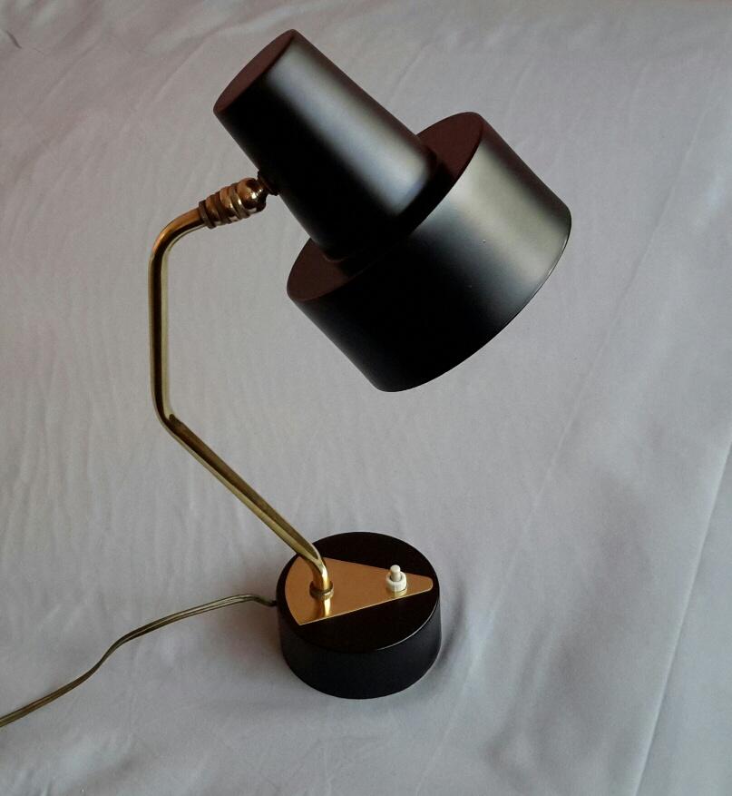 Beautiful lamp with ball joint in brass and metal painted shade from the 1950s by Disderot, design Pierre Guariche.
The lampshade can be oriented in a multidirectional way for an adapted lighting.
The lamp is in very good condition. 
The