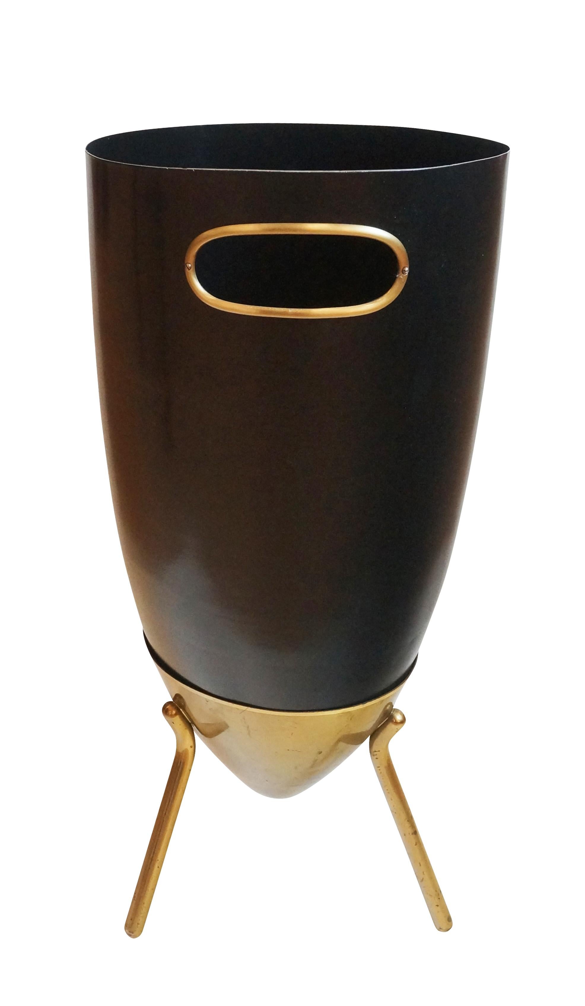 Italian Mid-Century umbrella stand with a black body and brass detailing.

Condition: Excellent vintage condition, minor wear consistent with age and use. 

Diameter: 10”

Height: 21.5”