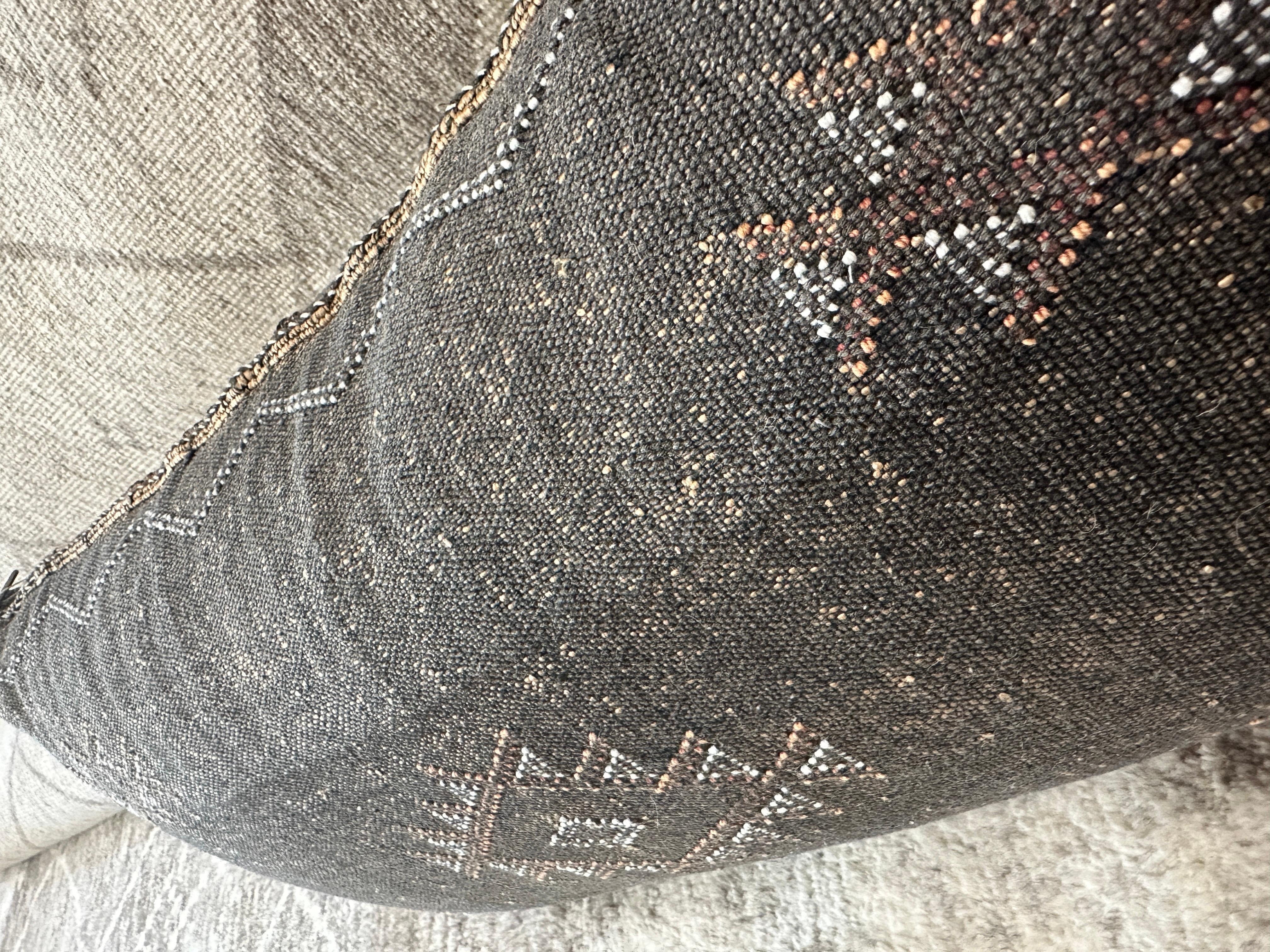 Verleihen Sie Ihrer Einrichtung einen exotischen Touch mit diesem atemberaubenden marokkanischen Akzentkissen in Schwarz und Bronze. Mit einer Breite von 35 Inch, einer Tiefe von 7 Inch und einer Höhe von 19 Inch ist dieses Kissen ein Highlight, das