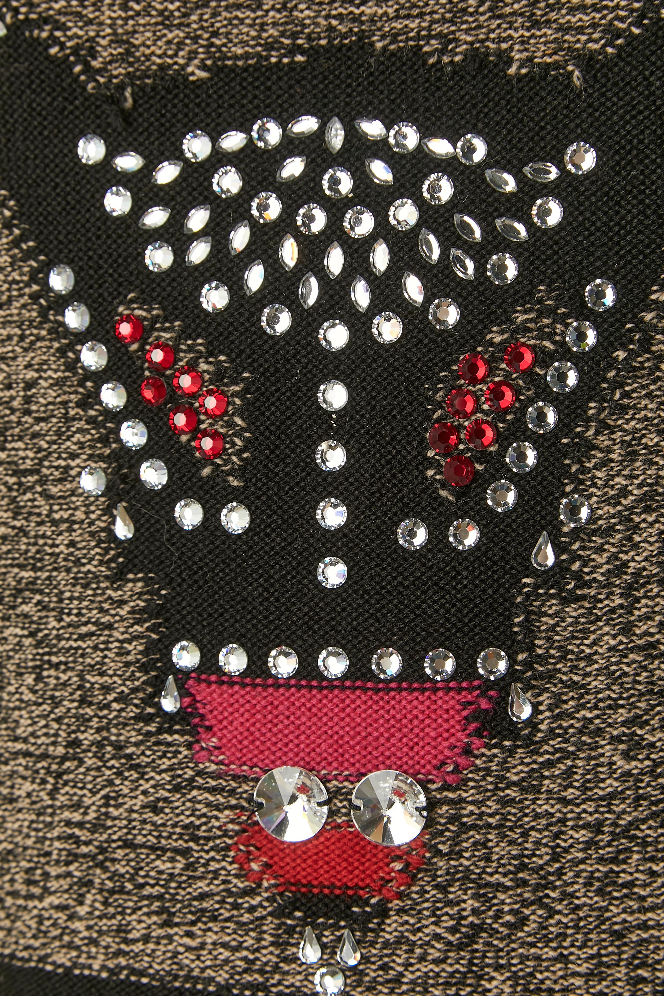 Pull-over en chiné noir et marron avec motif jacquard en forme de visage d'animal et ornementation en strass. 
Composition du tricot : 90% laine, 10% cachemire 
TAILLE 40 (It) 36 (Fr) S 