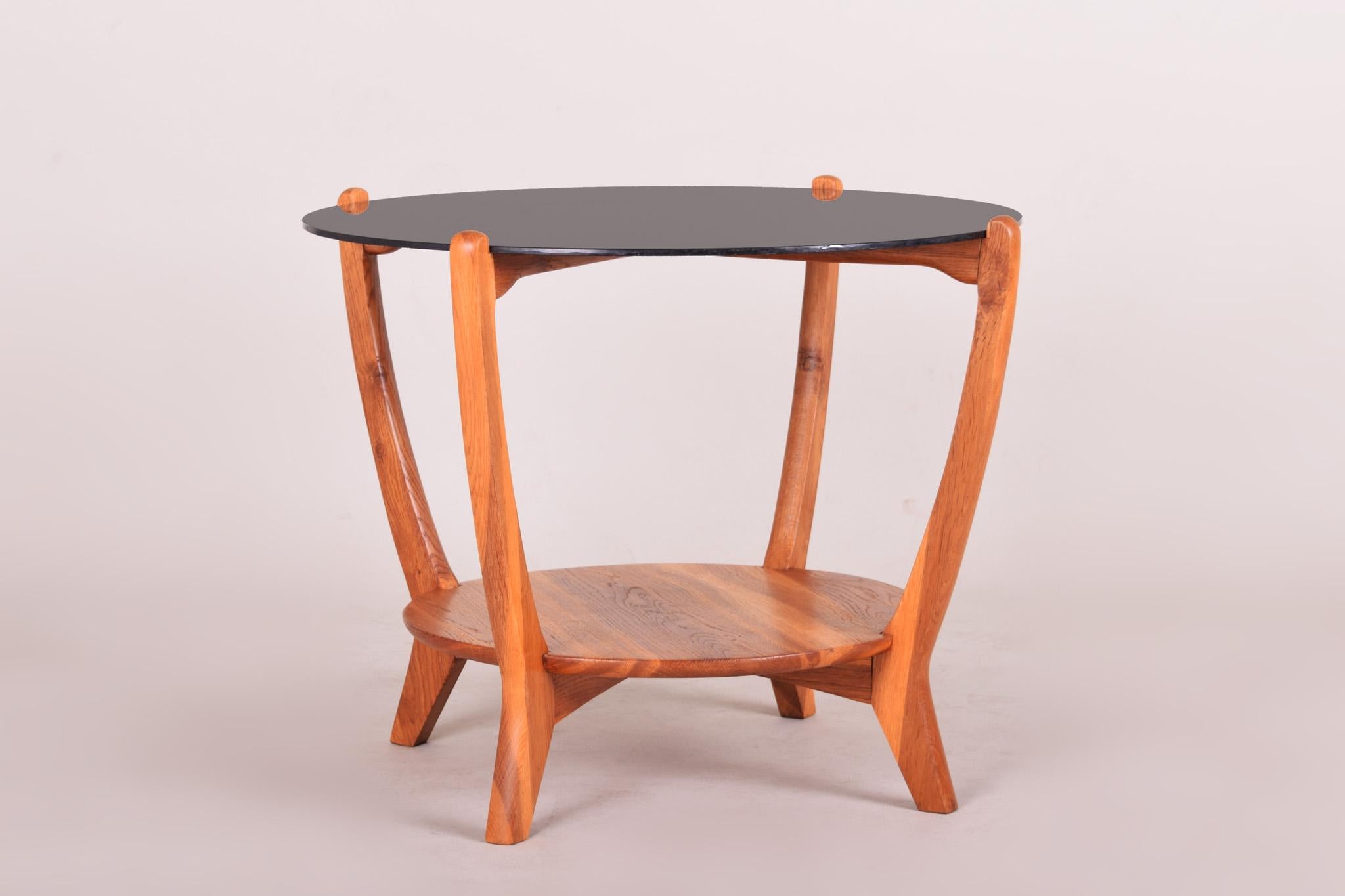 Mesa pequeña, checa de mediados de siglo, material roble
Periodo: 1960-1969.