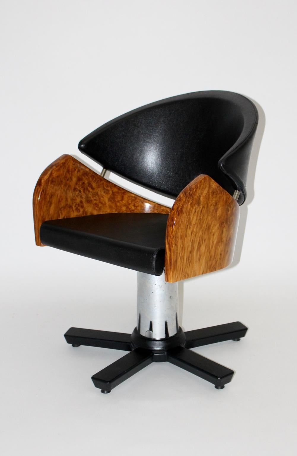 Moderner Drehsessel im Memphis-Stil in Schwarz und Braun, zugeschrieben Matheo Grassi, Italien. Der Sessel besteht aus Stahl und verchromtem Aluminium, schwarzem Kunststoff und Walnussimitat (Kunststoff).
Der Sitz und die Rückenlehne waren mit