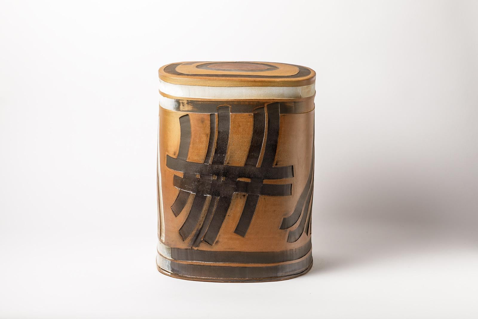 Roz Herrin

Stoneware ceramic stool by the English artist based in France in La Borne.

Woodfiring ceramic production.

Original perfect condition, signed inside.

Elegant brown and black ceramic colors and firing effects and abstract