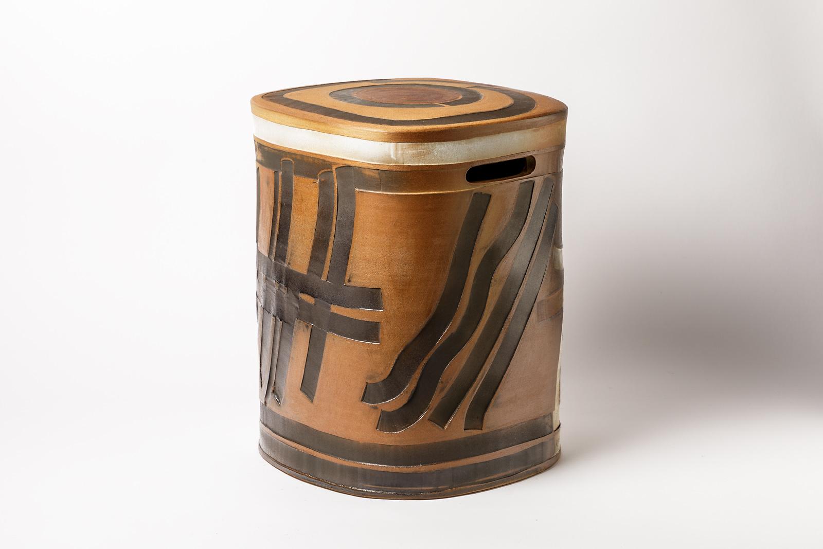 Schwarzer und brauner Keramikhocker aus Steingut von Roz Herrin La Borne Table 11/11 (Moderne) im Angebot
