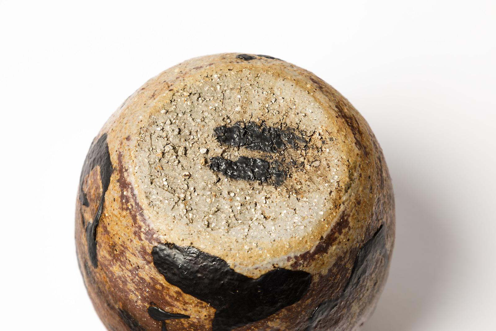 David Whitehead

Keramikvase aus Steingut, realisiert in La Borne 

Ungefähr 2000

Handgefertigtes Einzelstück mit Unterschrift unter dem Sockel

Schwarzes und bronzenes Steingut in Keramikfarben

Maße: Höhe 14 cm Groß 11 cm.