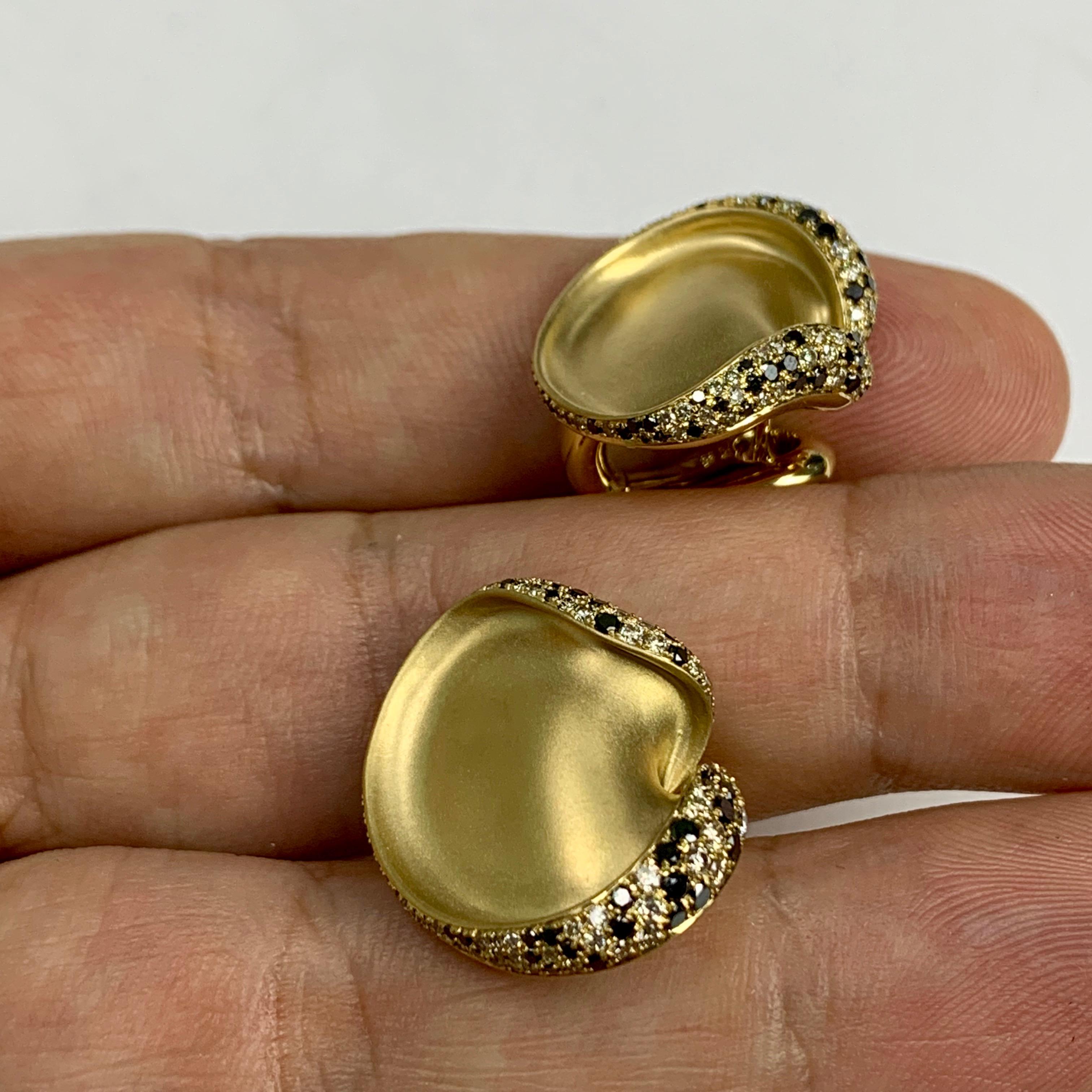 Schwarze und champagnerfarbene Diamant-Ohrringe aus 18 Karat Gelbgold (Zeitgenössisch) im Angebot