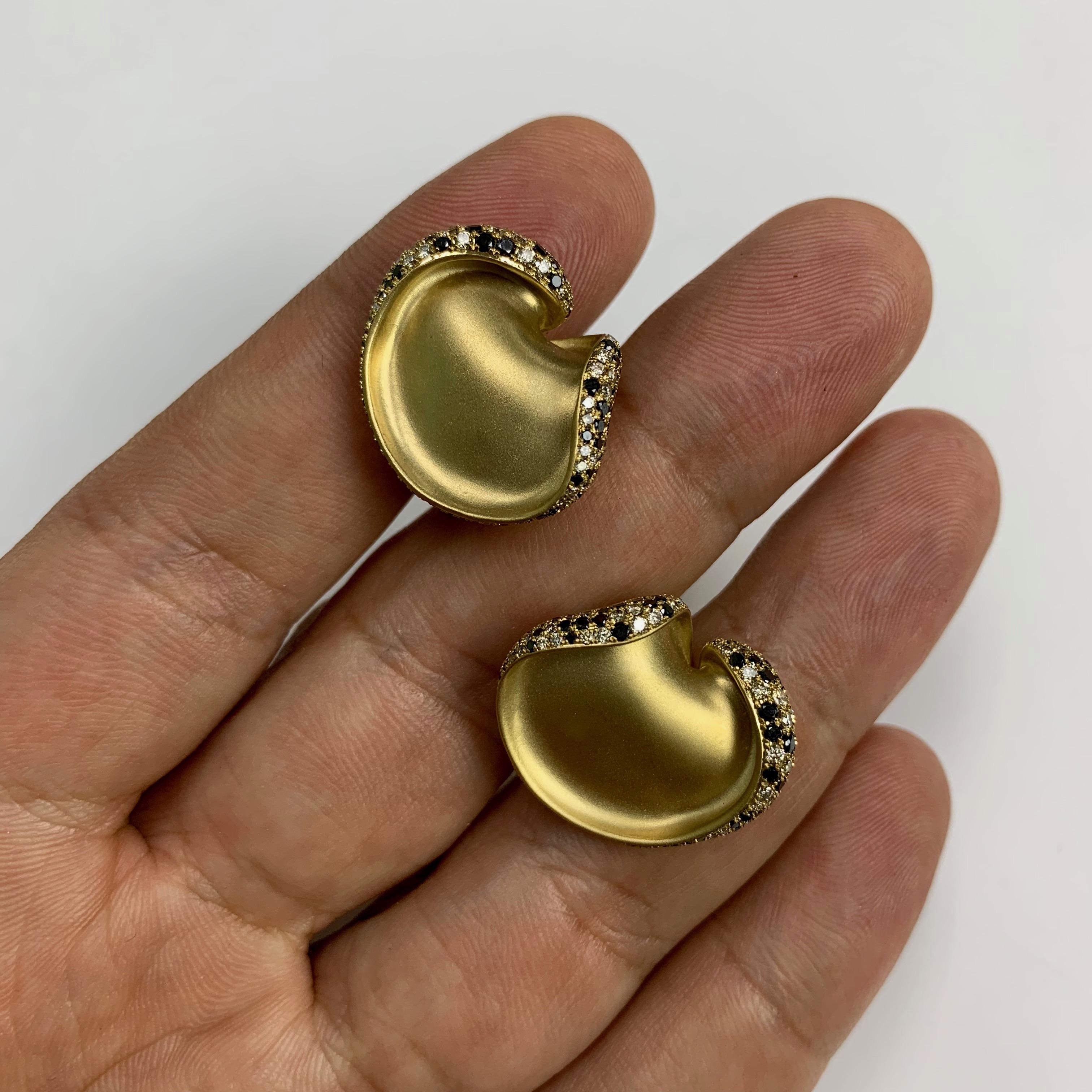 Black and Champagne Diamond 18 Karat Yellow Gold Earrings In New Condition For Sale In Bangkok, TH