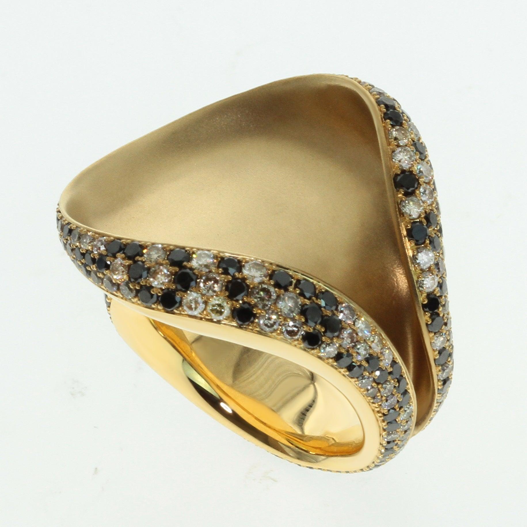 For Sale:  Black and Champagne Diamond 18 Karat Yellow Gold Ring 2