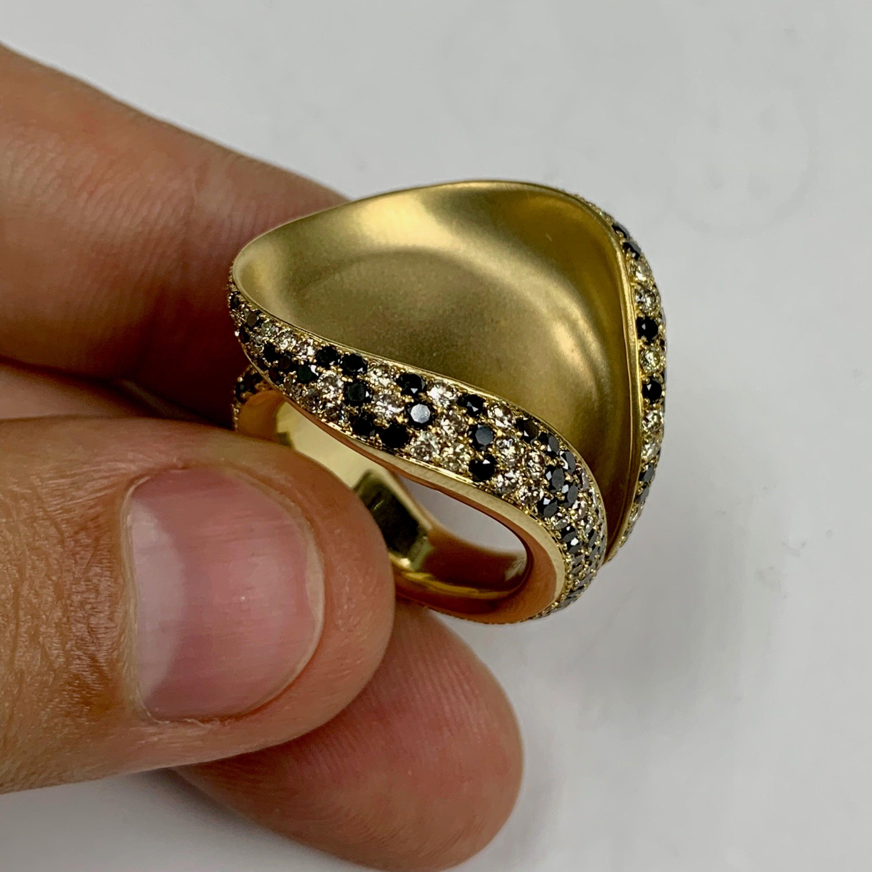 For Sale:  Black and Champagne Diamond 18 Karat Yellow Gold Ring 3