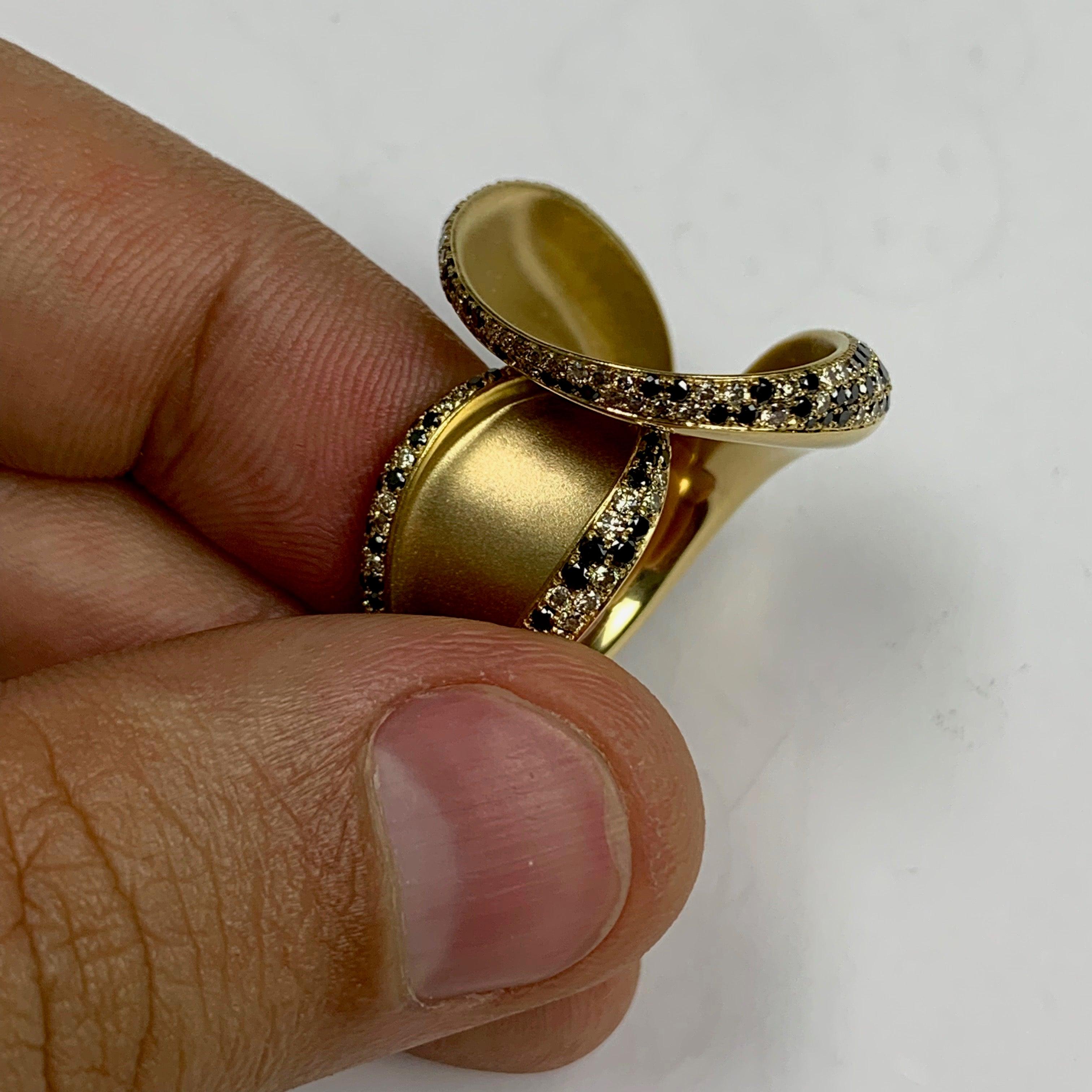 For Sale:  Black and Champagne Diamond 18 Karat Yellow Gold Ring 4