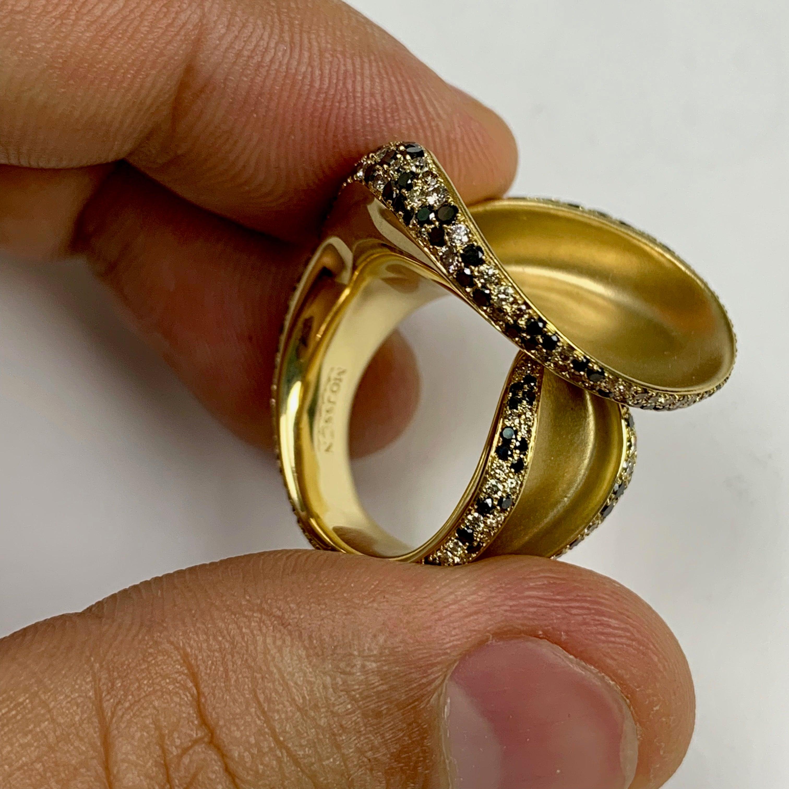 For Sale:  Black and Champagne Diamond 18 Karat Yellow Gold Ring 5