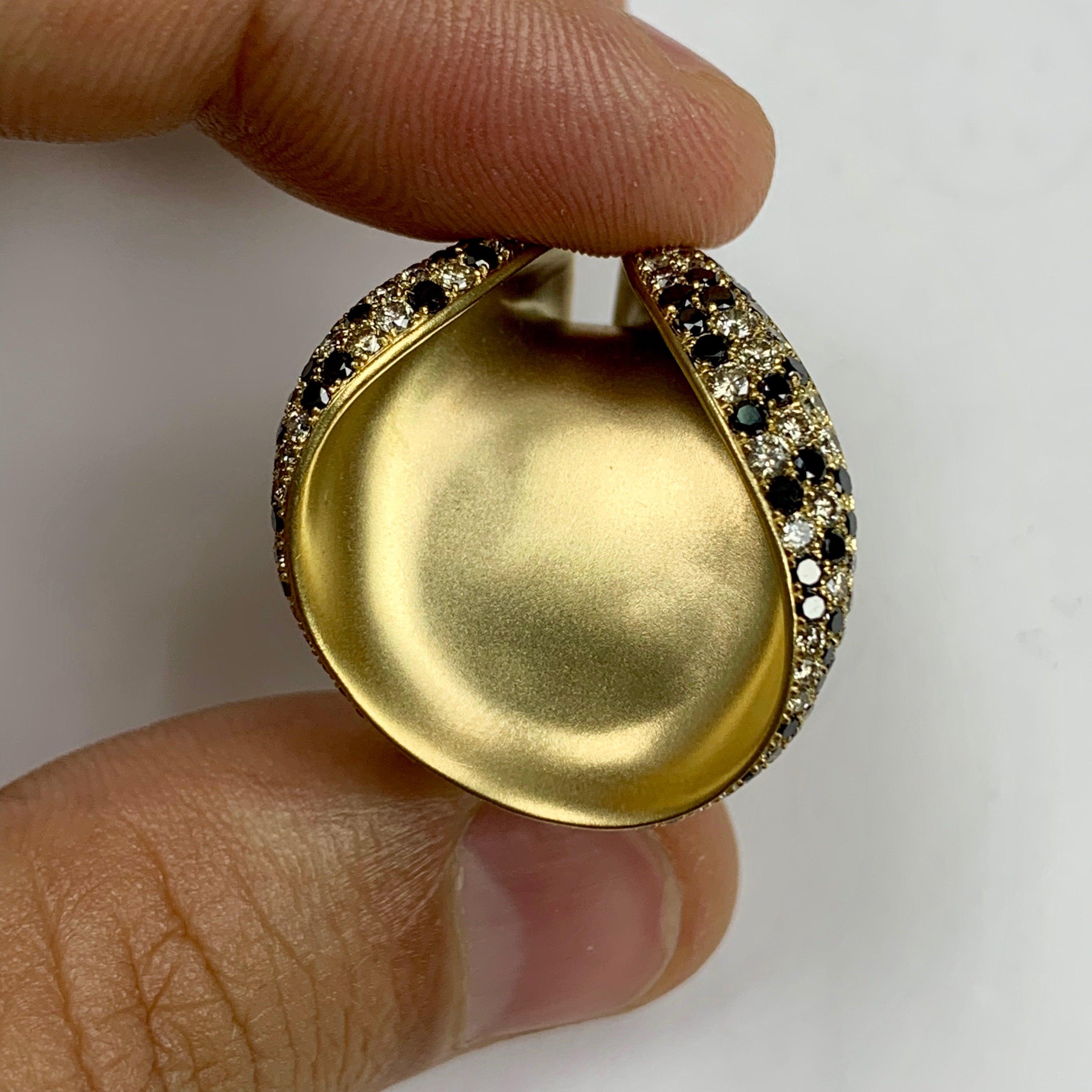 For Sale:  Black and Champagne Diamond 18 Karat Yellow Gold Ring 6