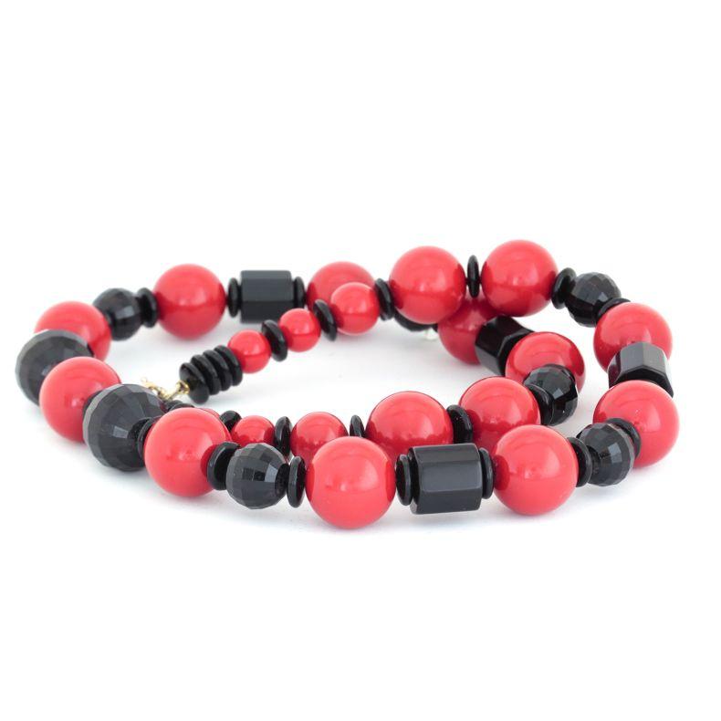 Black and Cherry Red Plastic Beaded Necklace In Good Condition For Sale In BALMAIN, NSW