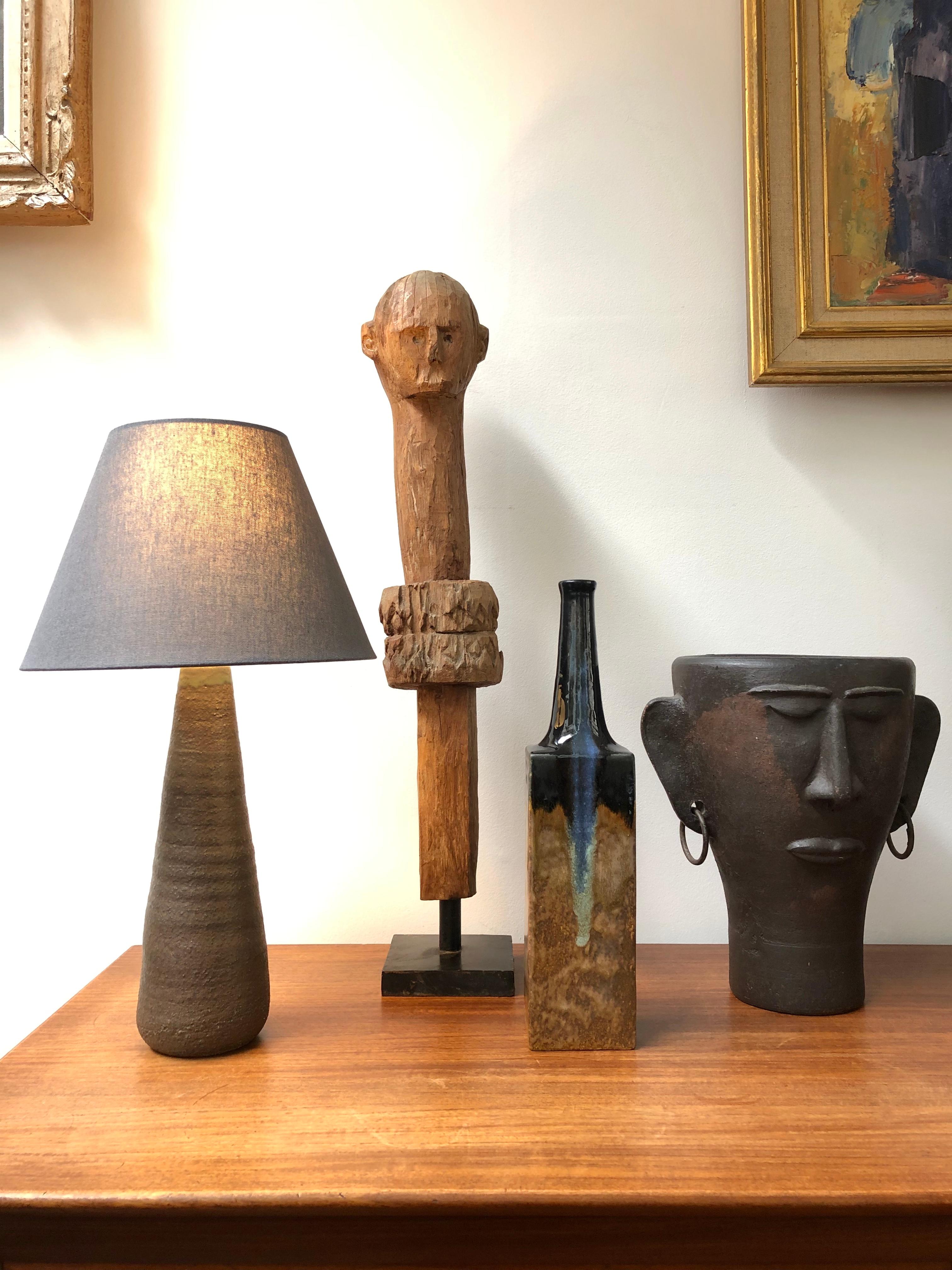 Keramikvase des Keramikers Bruno Gambone, (ca. 1980er Jahre). Diese elegante Vase in Form einer Flasche mit schmaler Öffnung ist ein begehrtes Sammlerstück für alle, die die Kunstwerke des unvergleichlichen Bruno Gambone schätzen. Der lange,