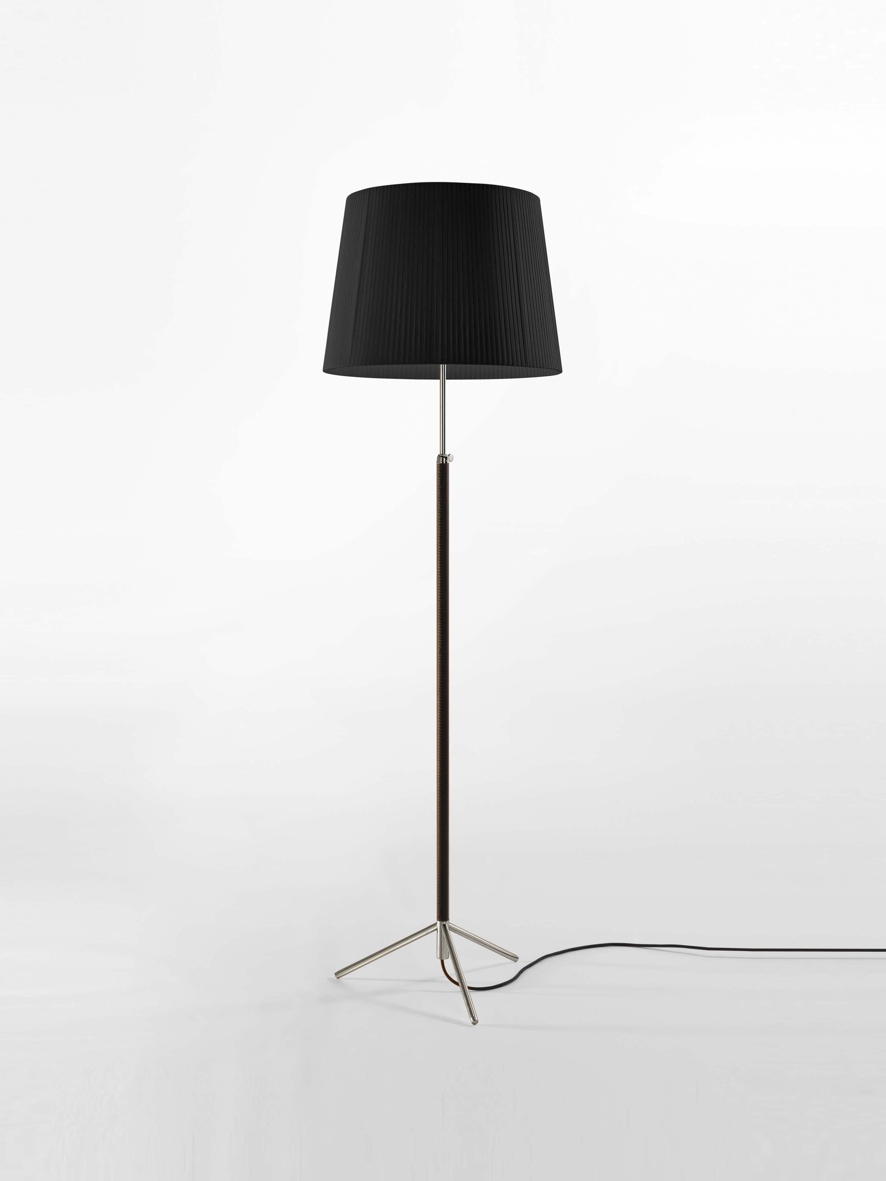 Black and chrome Pie de Salón G1 floor lamp by Jaume Sans
Dimensions: D 45 x H 120-160 cm.
Materials: Metal, leather, ribbon.
Available in chrome-plated or polished brass structure.
Available in other shade colors and sizes.

This slender