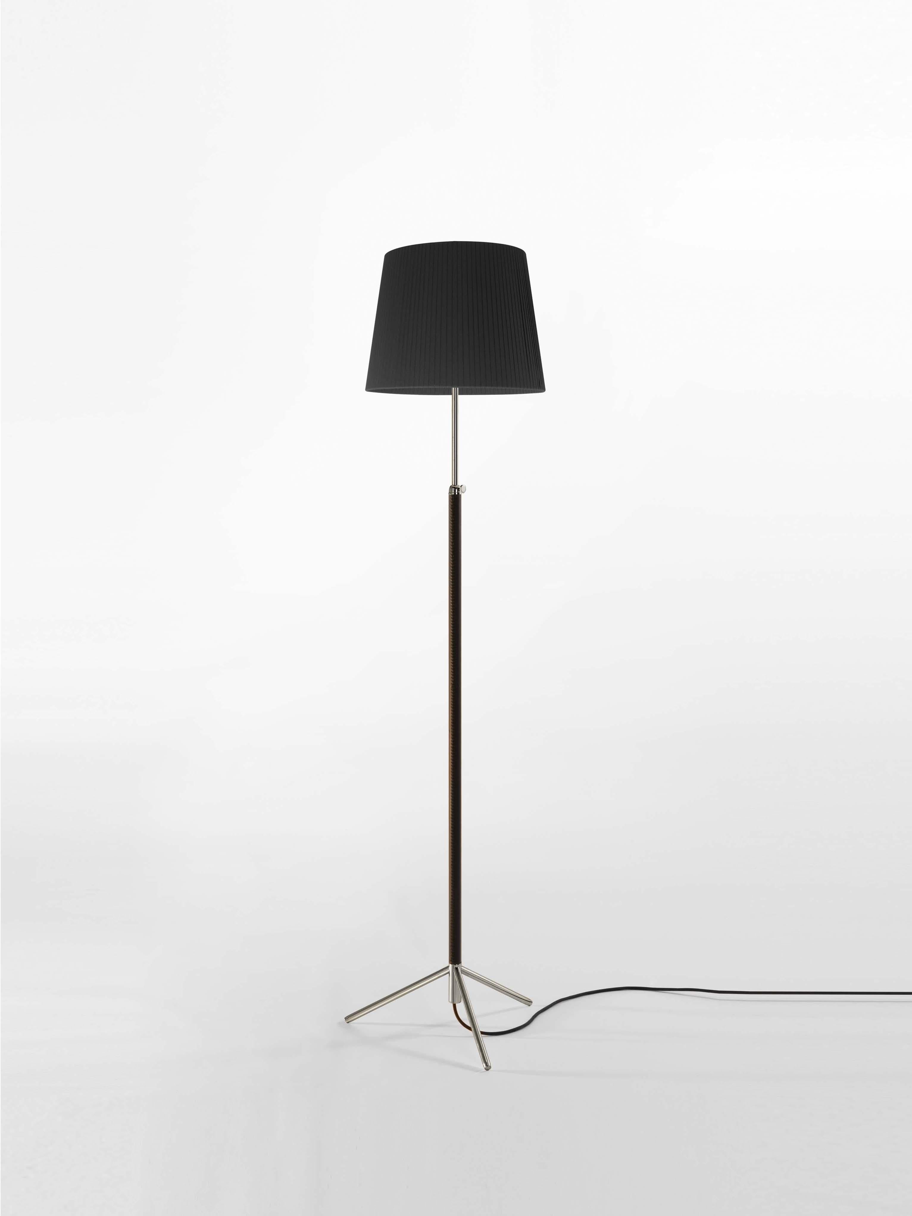 Black and Chrome Pie de Salón G3 floor lamp by Jaume Sans
Dimensions: D 40 x H 120-160 cm
Materials: Metal, leather, ribbon.
Available in chrome-plated or polished brass structure.
Available in other shade colors and sizes.

This slender
