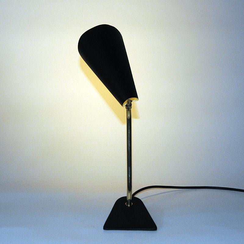 Schwarze und klassische konisch zulaufende Metall-Tischlampe, 1950er Jahre, Schweden (Schwedisch) im Angebot