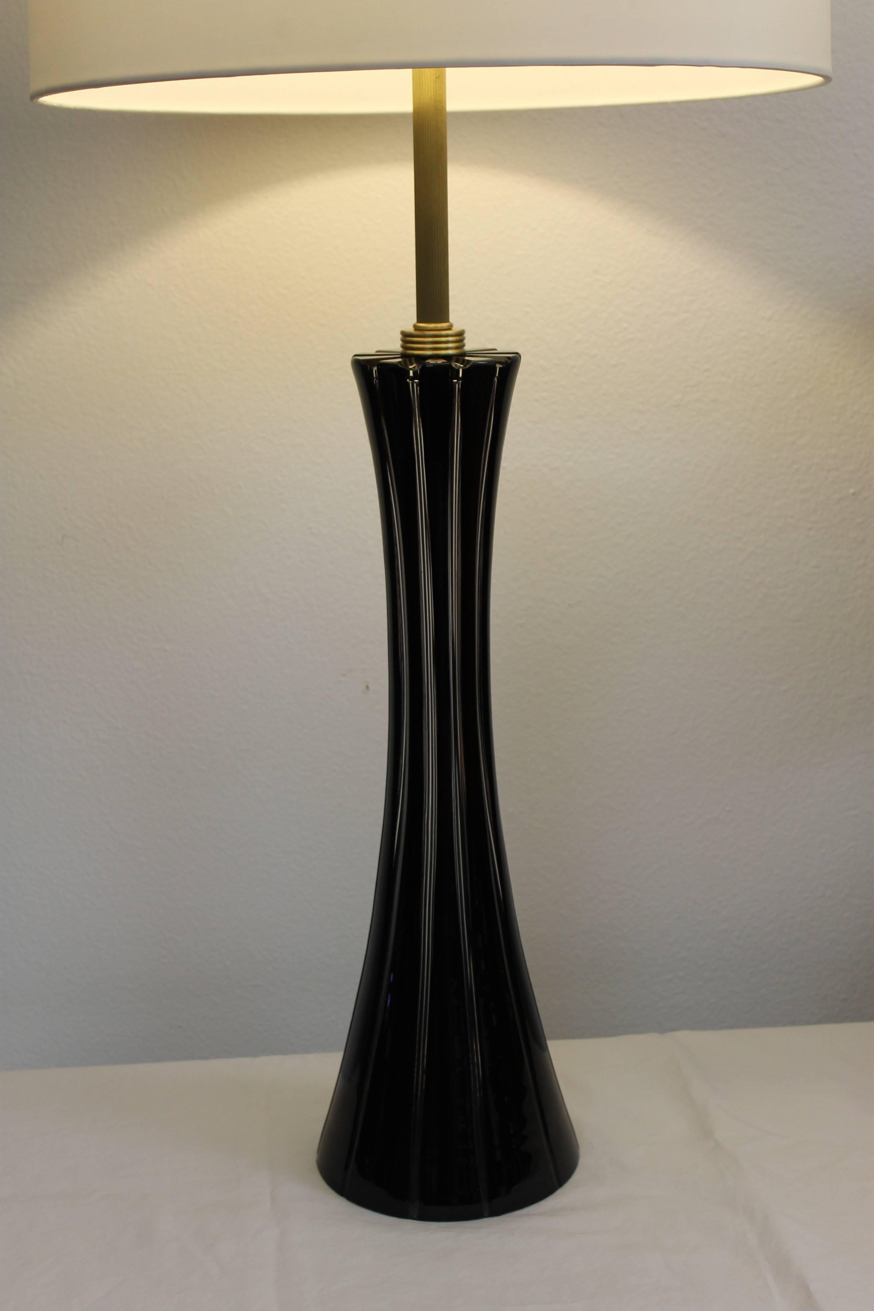 Lampe en verre noir et transparent signée R.H. La lampe mesure 29,5