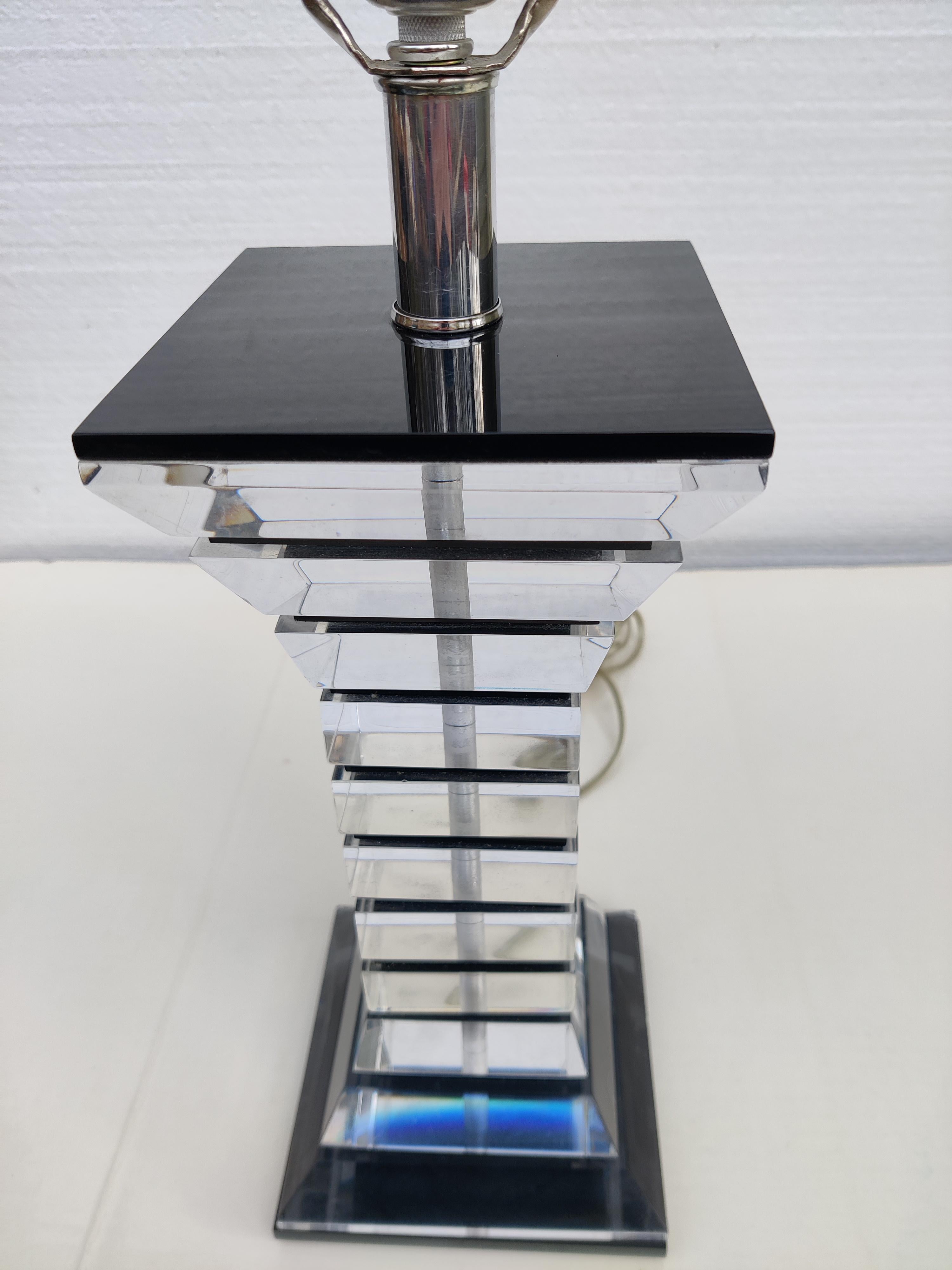 Black and Clear Lucite Hour Glass Shaped Lamp In Good Condition For Sale In Cincinnati, OH