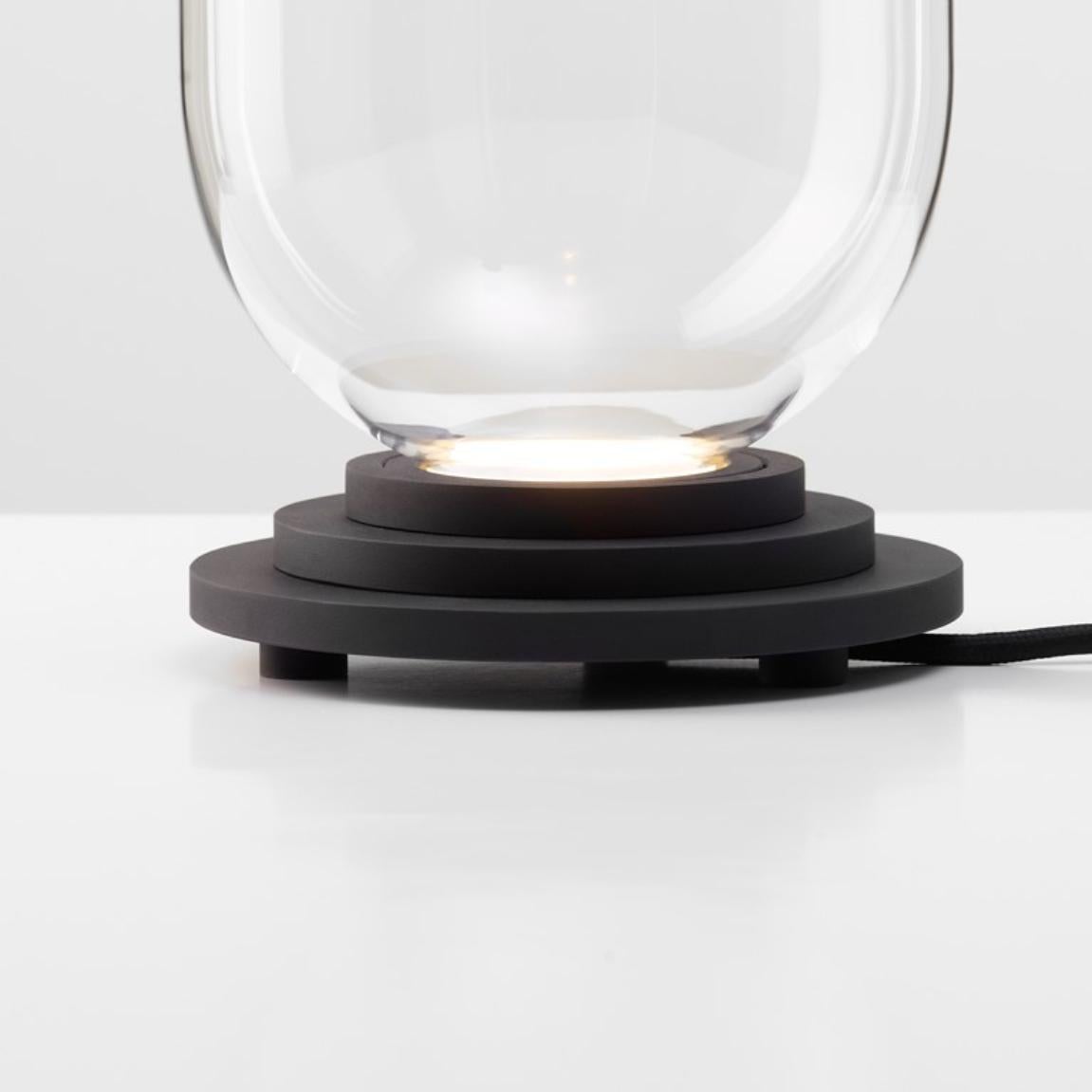 Lámpara de mesa cápsula Stratos negra y transparente de Dechem Studio Moderno en venta