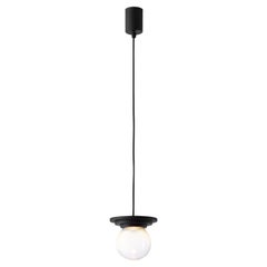 La lampe à suspension Stratos, noire et transparente, par Dechem Studio