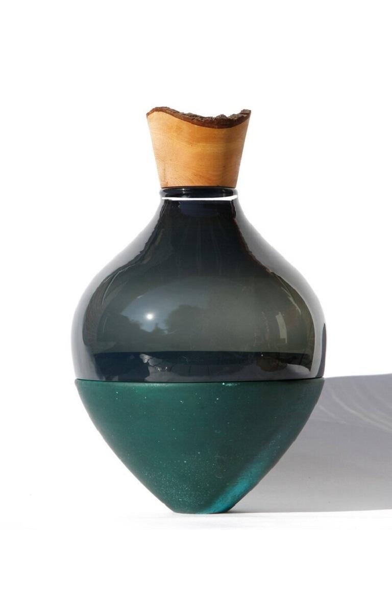 Vaso da India II in patina nera e rame, Pia Wüstenberg
Dimensioni: D. 20 x H. 38
Materiali: vetro, legno, rame
Disponibile in altri metalli: ottone, rame, ottone patinato, rame patinato, ruggine.

Realizzato a mano in Europa, da singoli