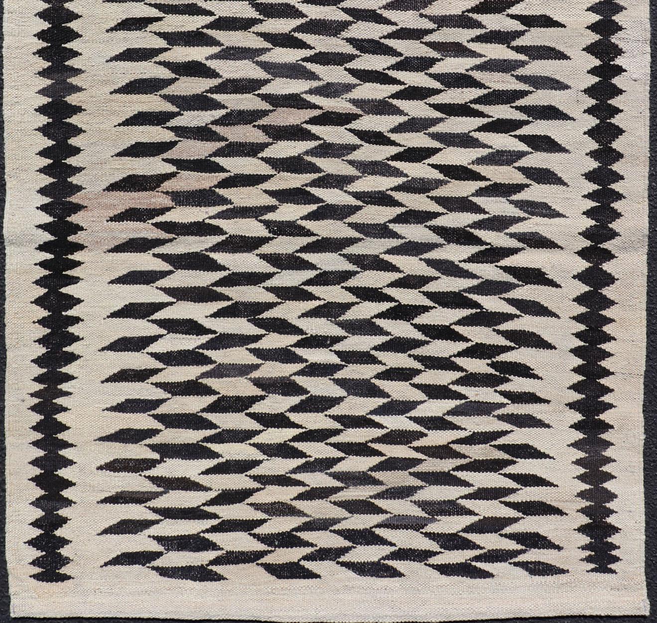 Modern and casual flat-woven Kilim rug in cream and black, Afghan Modern design Kilim Geometric design. Rug AFG-27703, country of origin / type: Afghanistan / Kilim

The unique free flowing design of this flat-weave Kilim rug makes it perfect for