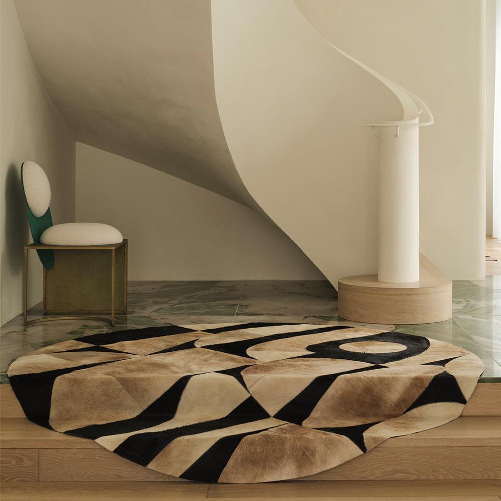 El binomio negro y crema de Tuxedo se inspira en el apartamento parisino de Carine Roitfeld. La alfombra Tuxedo, una versión más suave y elegante del clásico blanco y negro, equilibra el negro azabache con el crema natural y el caramelo que esconde