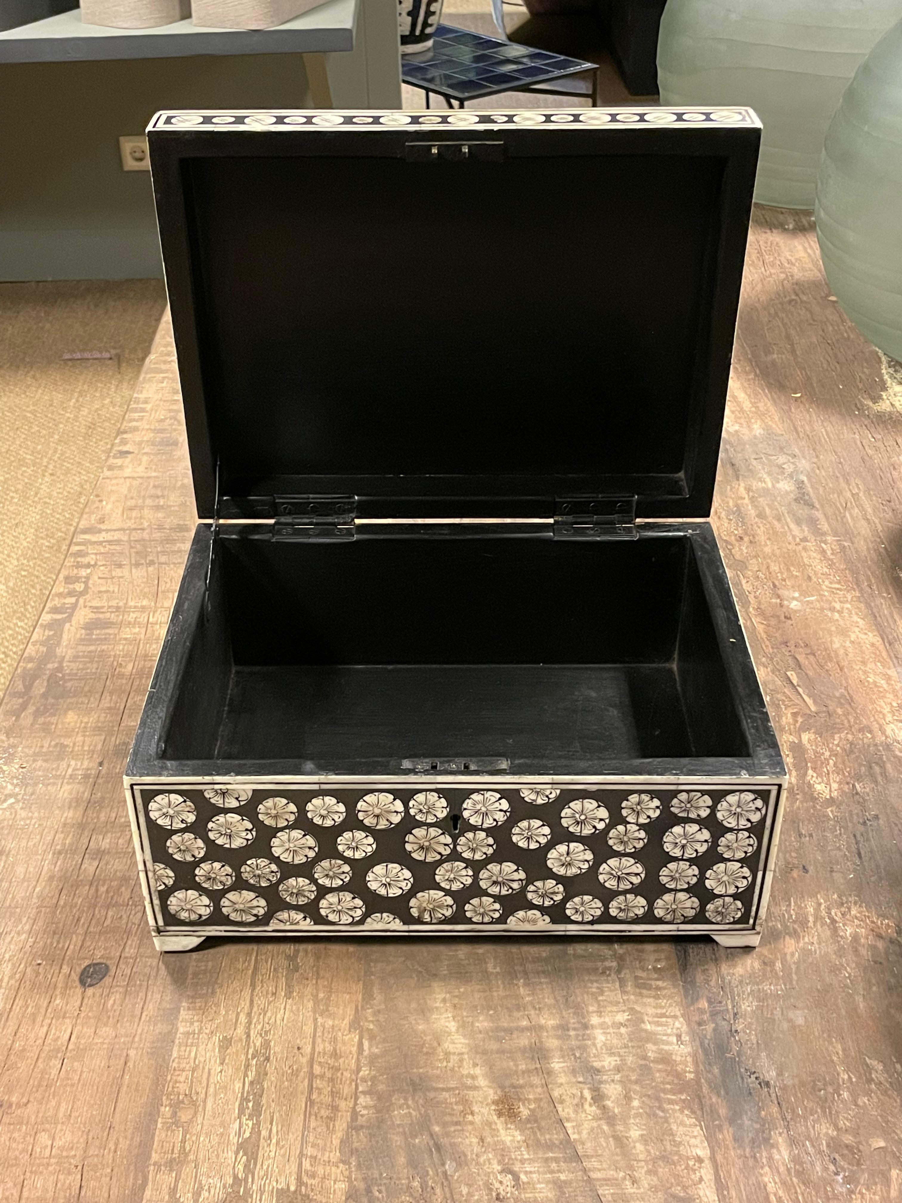 Caja con Tapa de Hueso de Diseño Decorativo Negro y Crema, India, Contemporáneo Indio