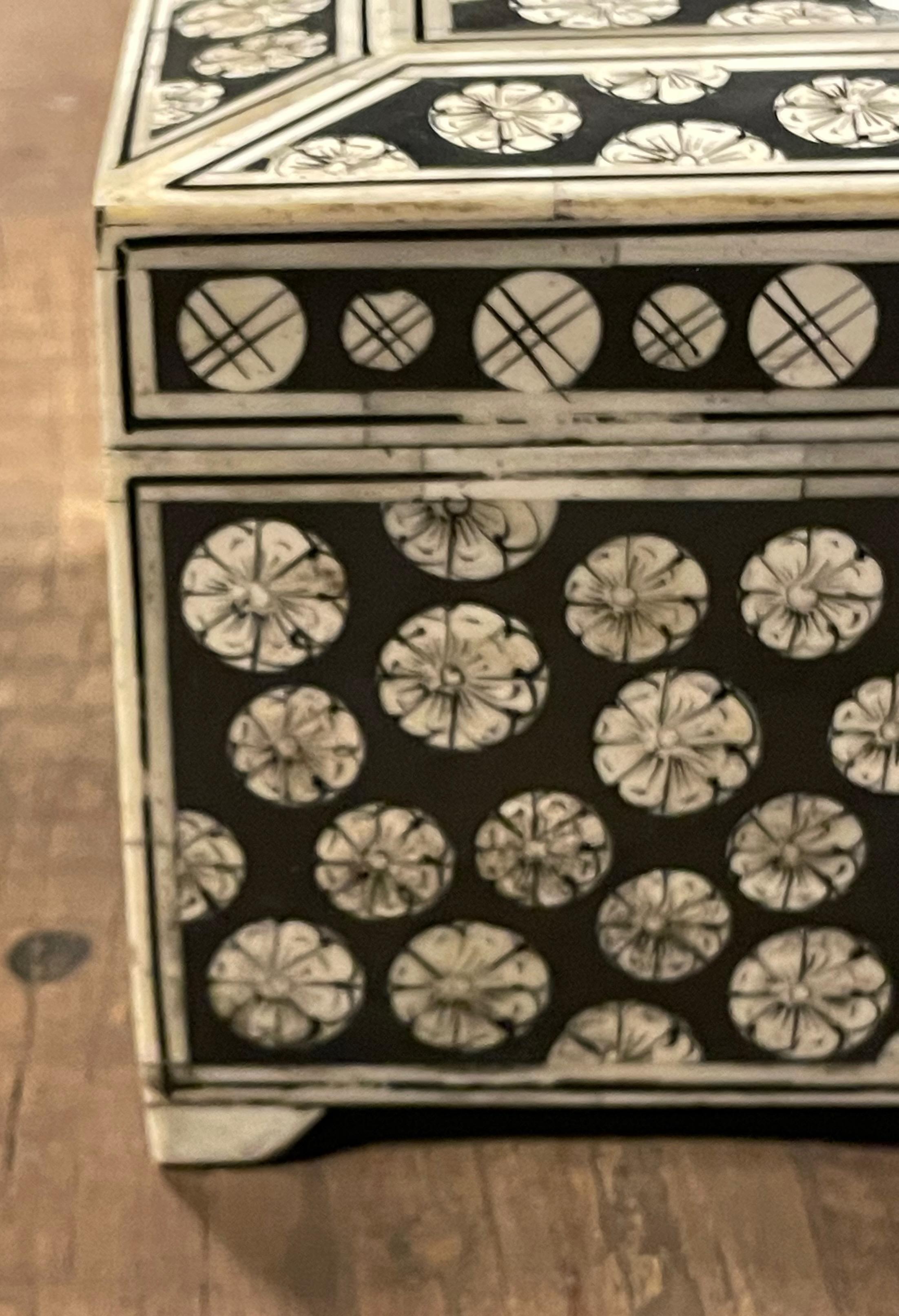 Caja con Tapa de Hueso de Diseño Decorativo Negro y Crema, India, Contemporáneo en Nuevo Estado en New York, NY