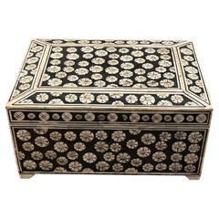 Caja con Tapa de Hueso de Diseño Decorativo Negro y Crema, India, Contemporáneo