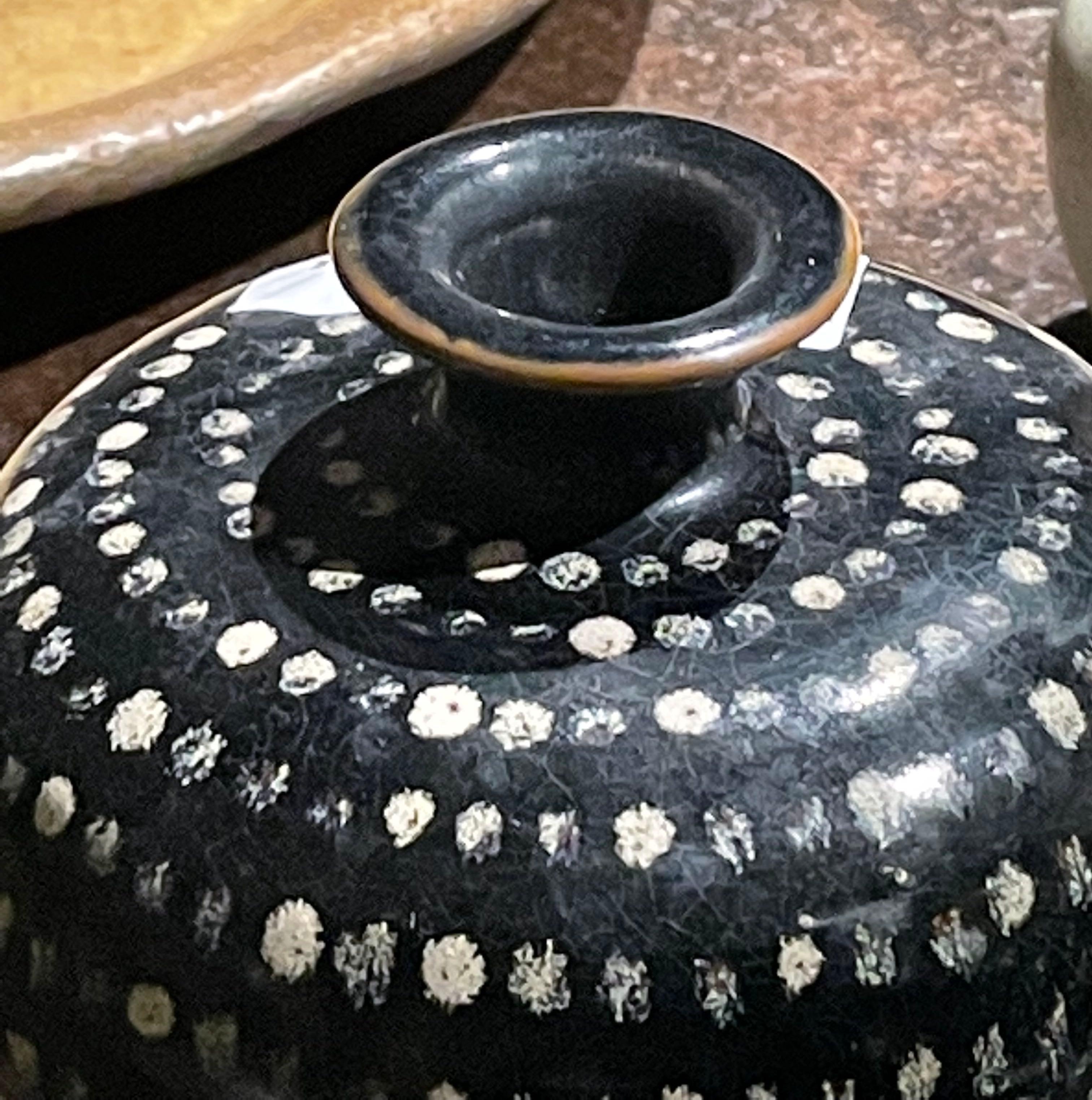 Vase chinois contemporain en céramique noir à pois crème.
Vase courbé et galbé.
Deux disponibles et vendus individuellement.
Fait partie d'une grande collection.
 