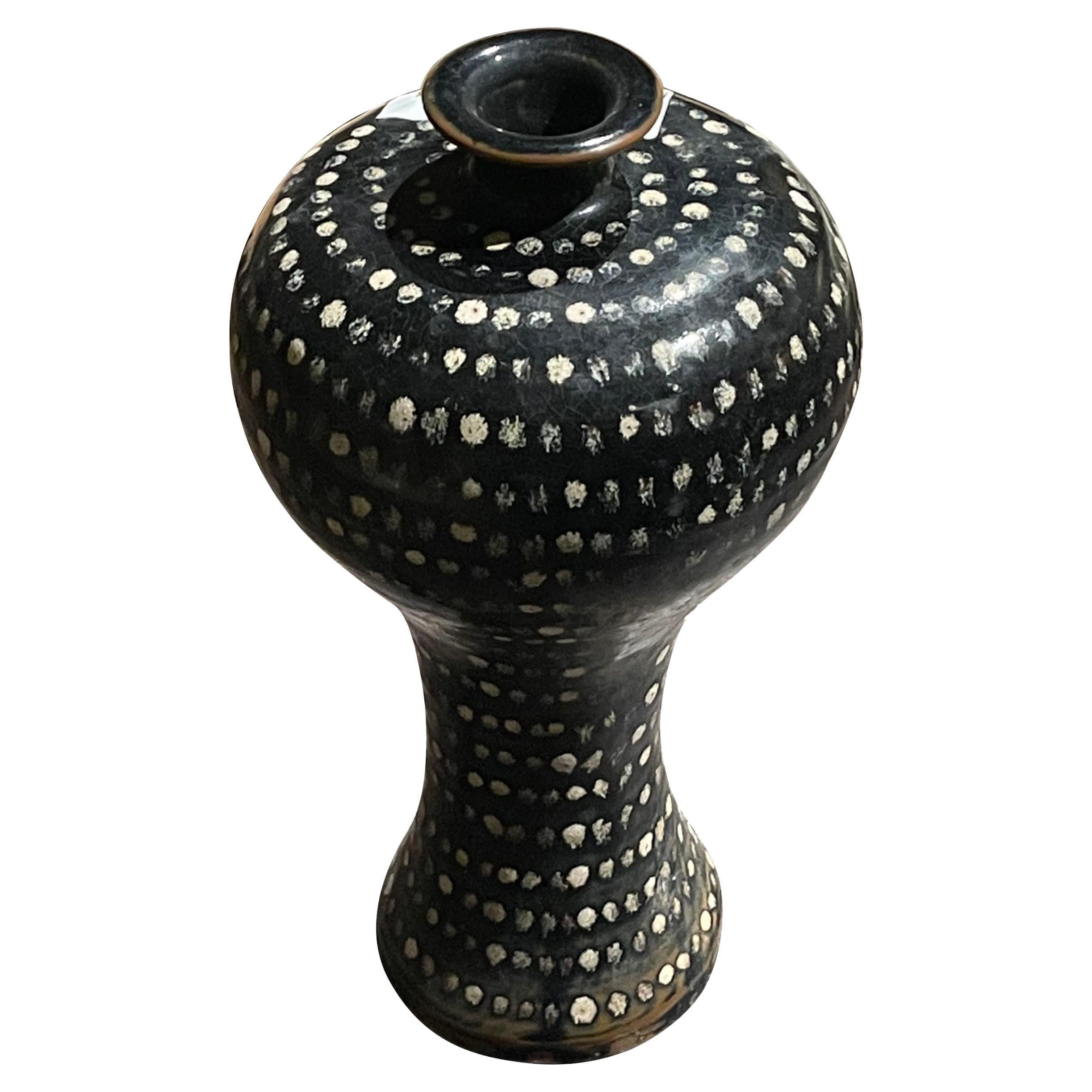 Schwarz-cremefarbene gepunktete Vase, China, zeitgenössisch im Angebot