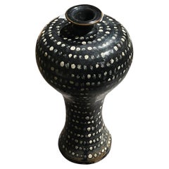 Schwarz-cremefarbene gepunktete Vase, China, zeitgenössisch