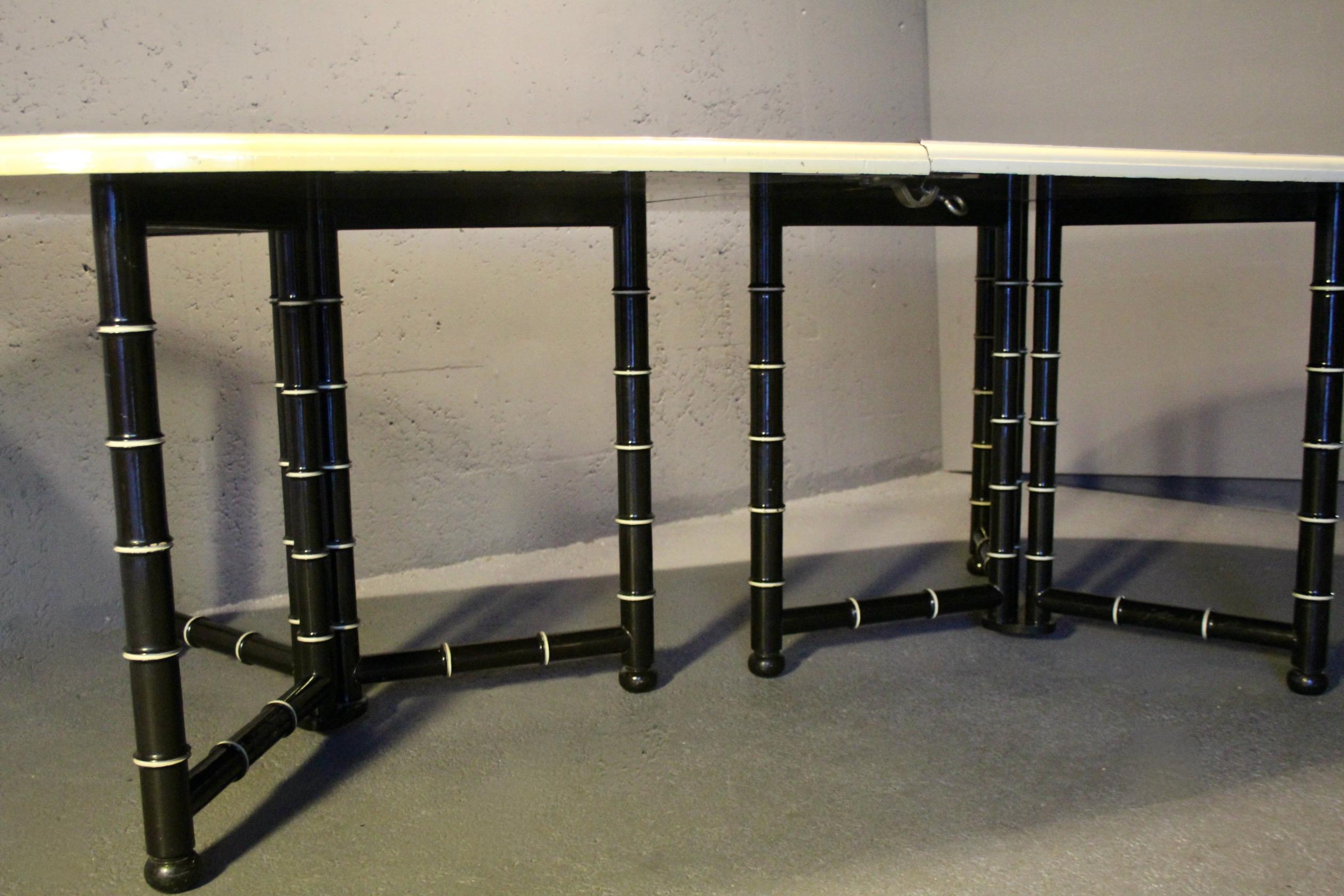 Table de salle à manger en bois laqué noir et crème avec 3 rallonges en vente 4