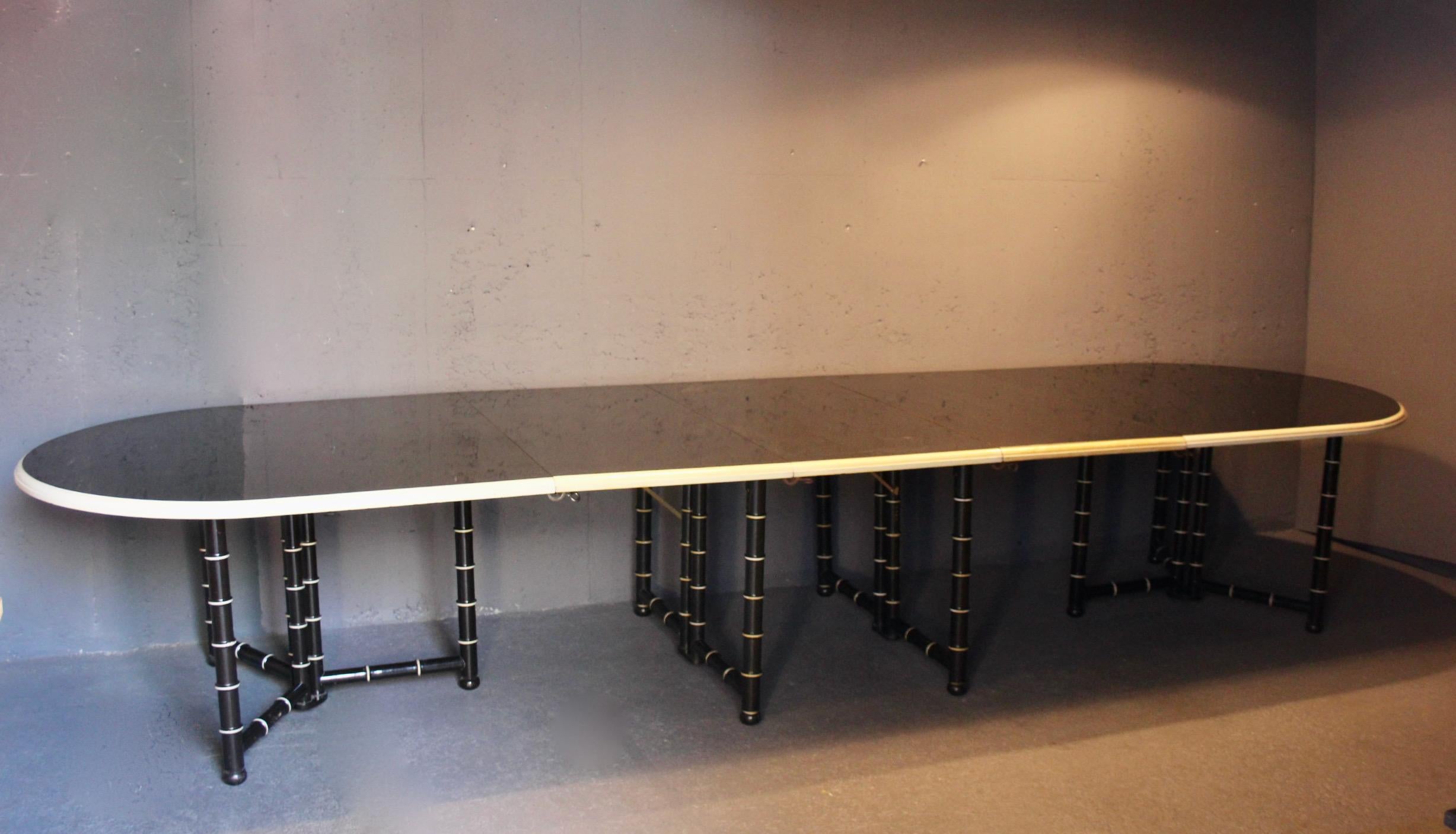 Table de salle à manger en bois laqué noir et crème avec 3 rallonges en vente 5