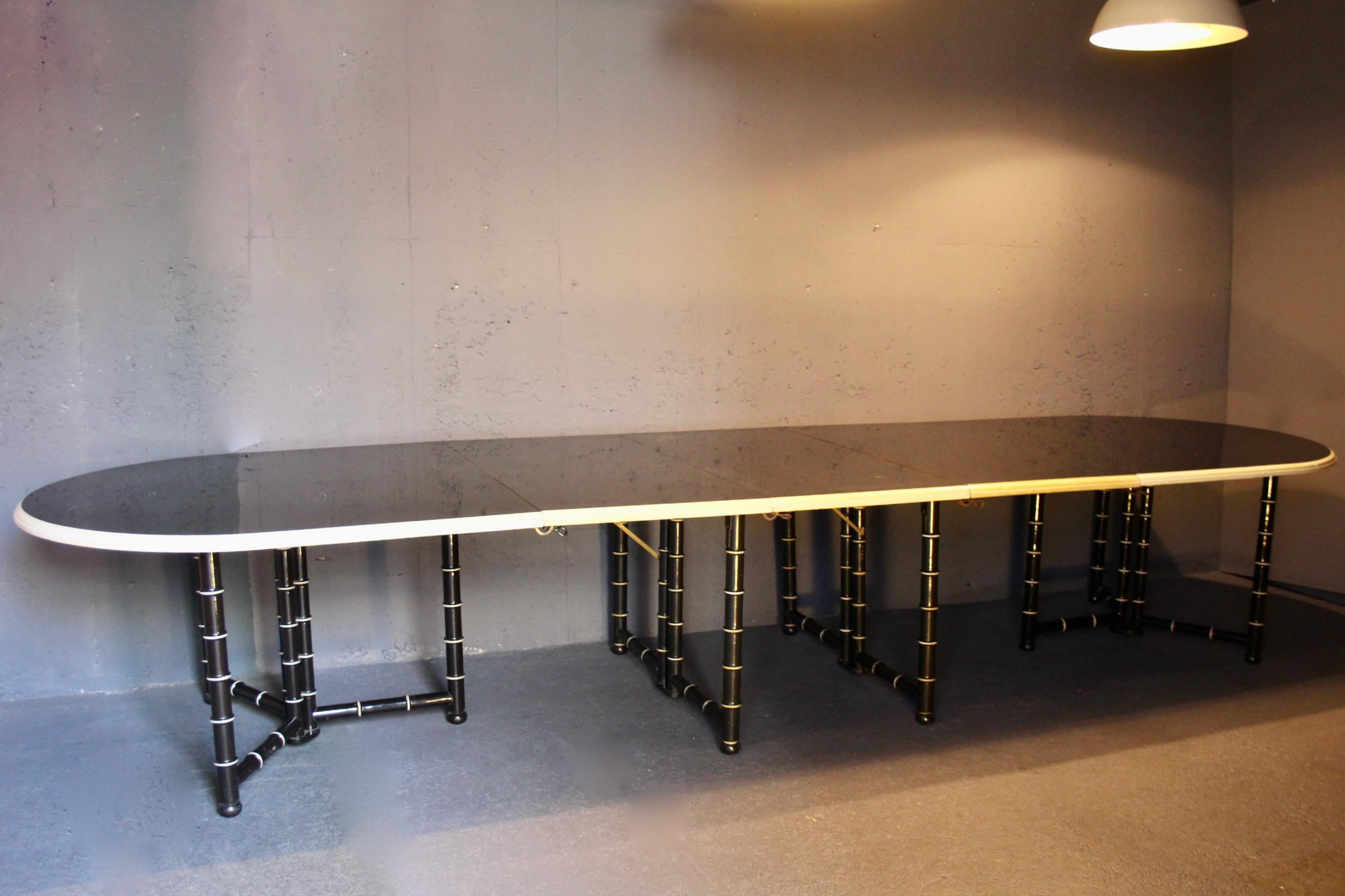 Table de salle à manger en bois laqué noir et crème avec 3 rallonges en vente 7