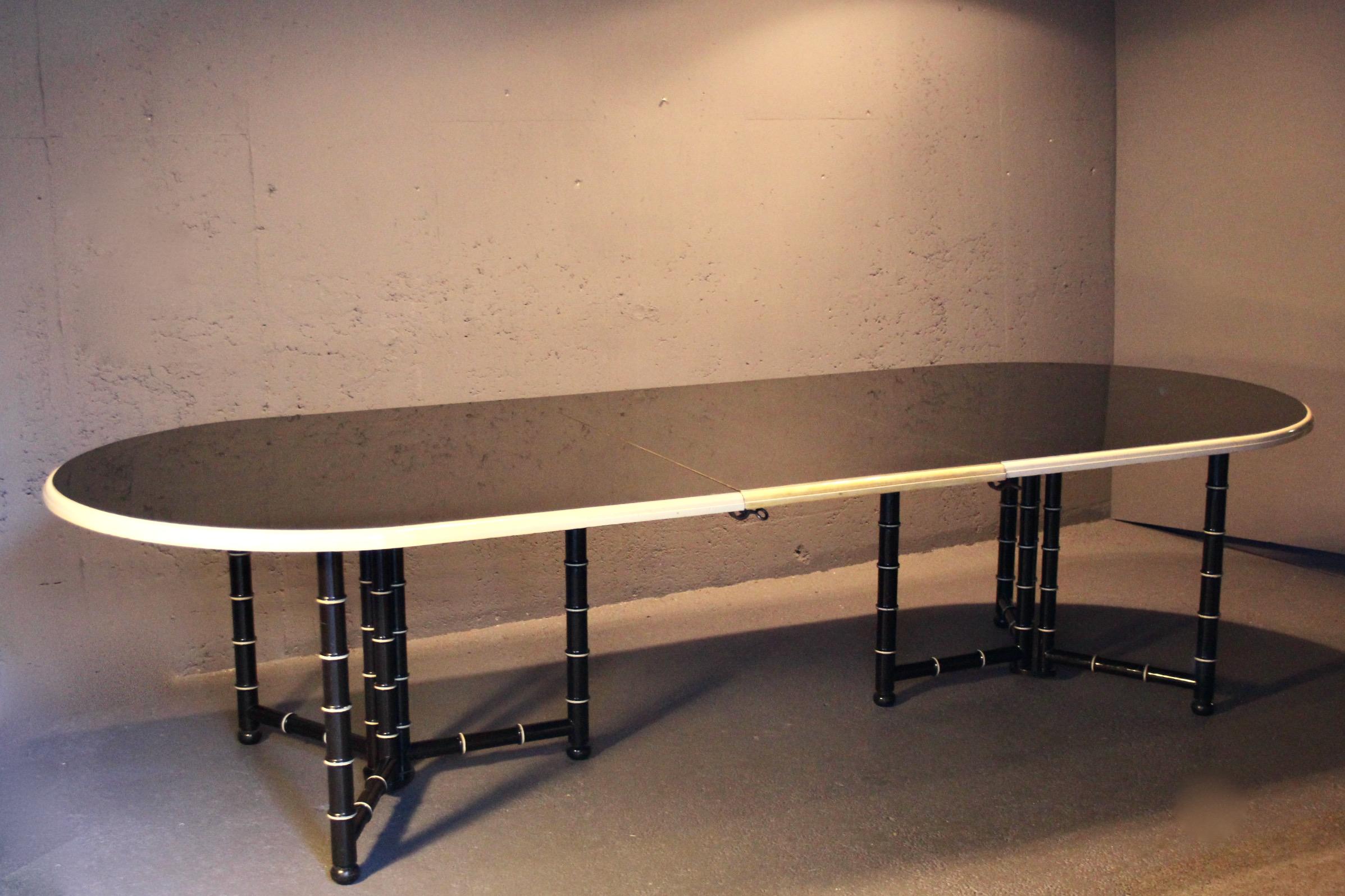 Table de salle à manger en bois laqué noir et crème avec 3 rallonges en vente 8