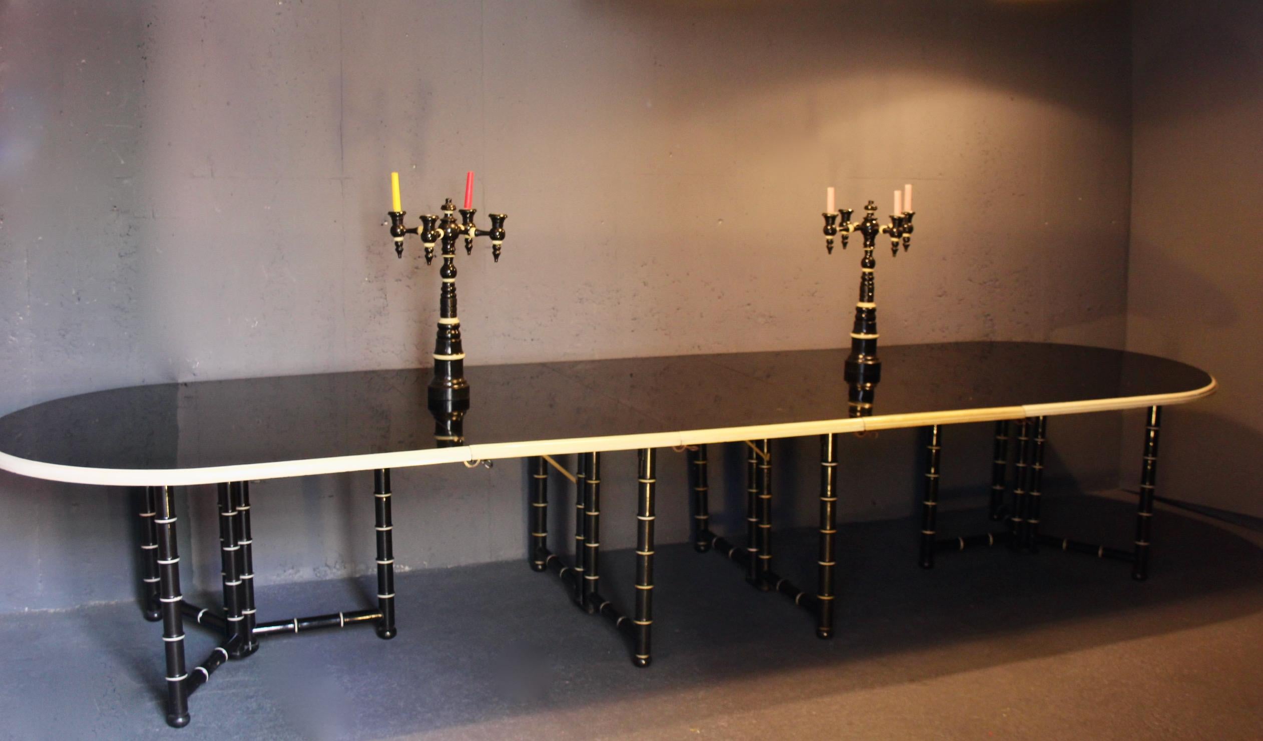 Table de salle à manger en bois laqué noir et crème avec 3 rallonges en vente 9