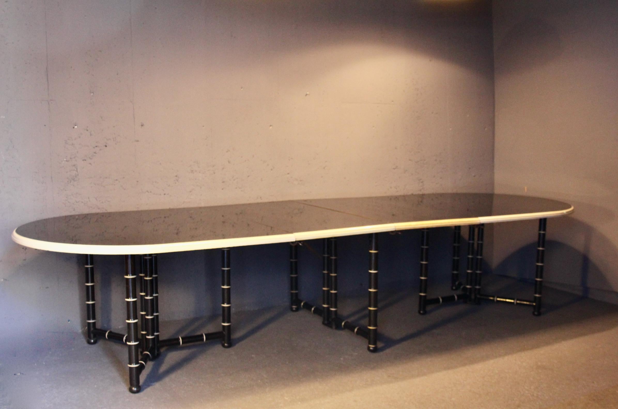 Français Table de salle à manger en bois laqué noir et crème avec 3 rallonges en vente