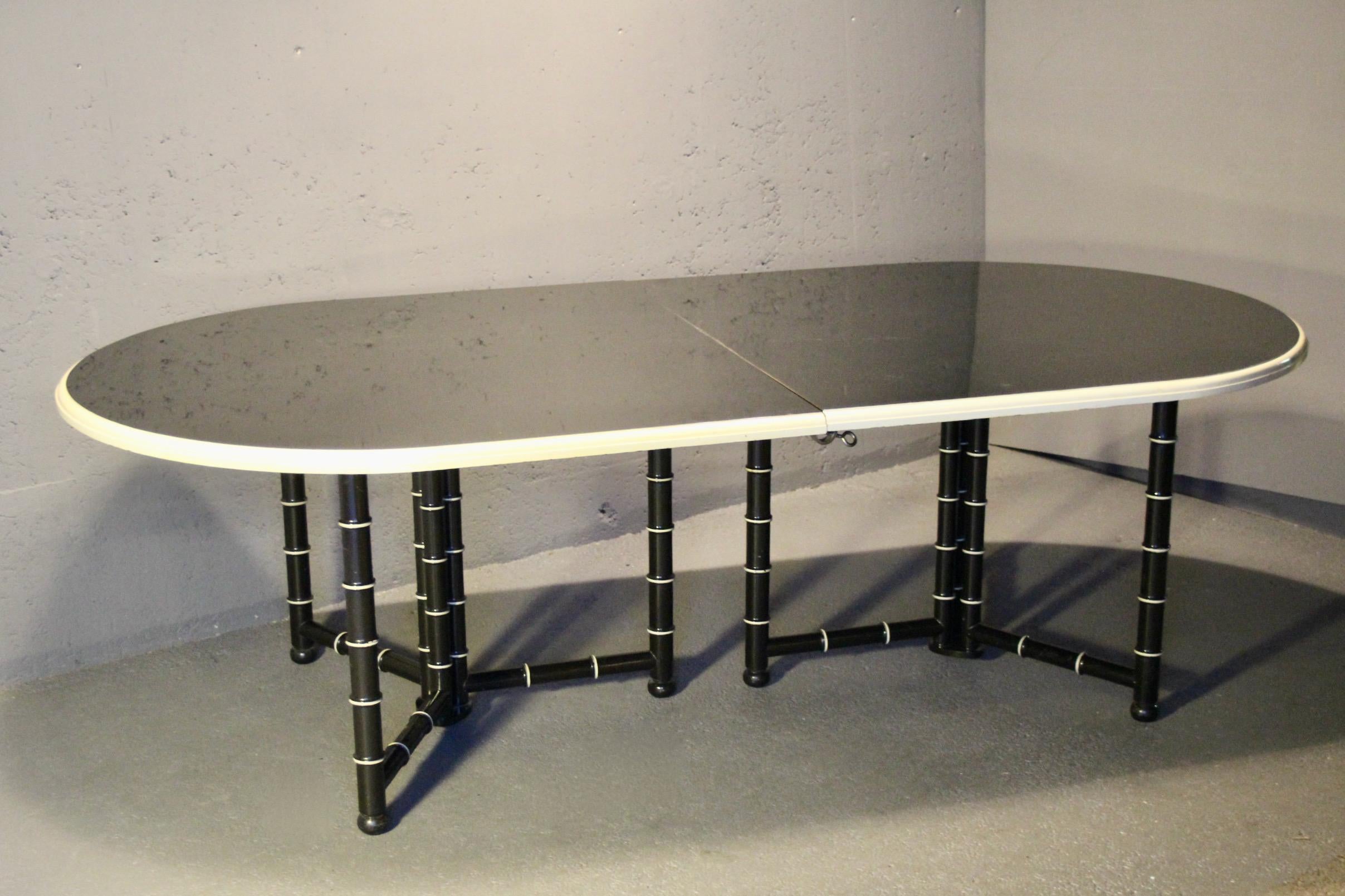 Table de salle à manger en bois laqué noir et crème avec 3 rallonges Bon état - En vente à grand Lancy, CH