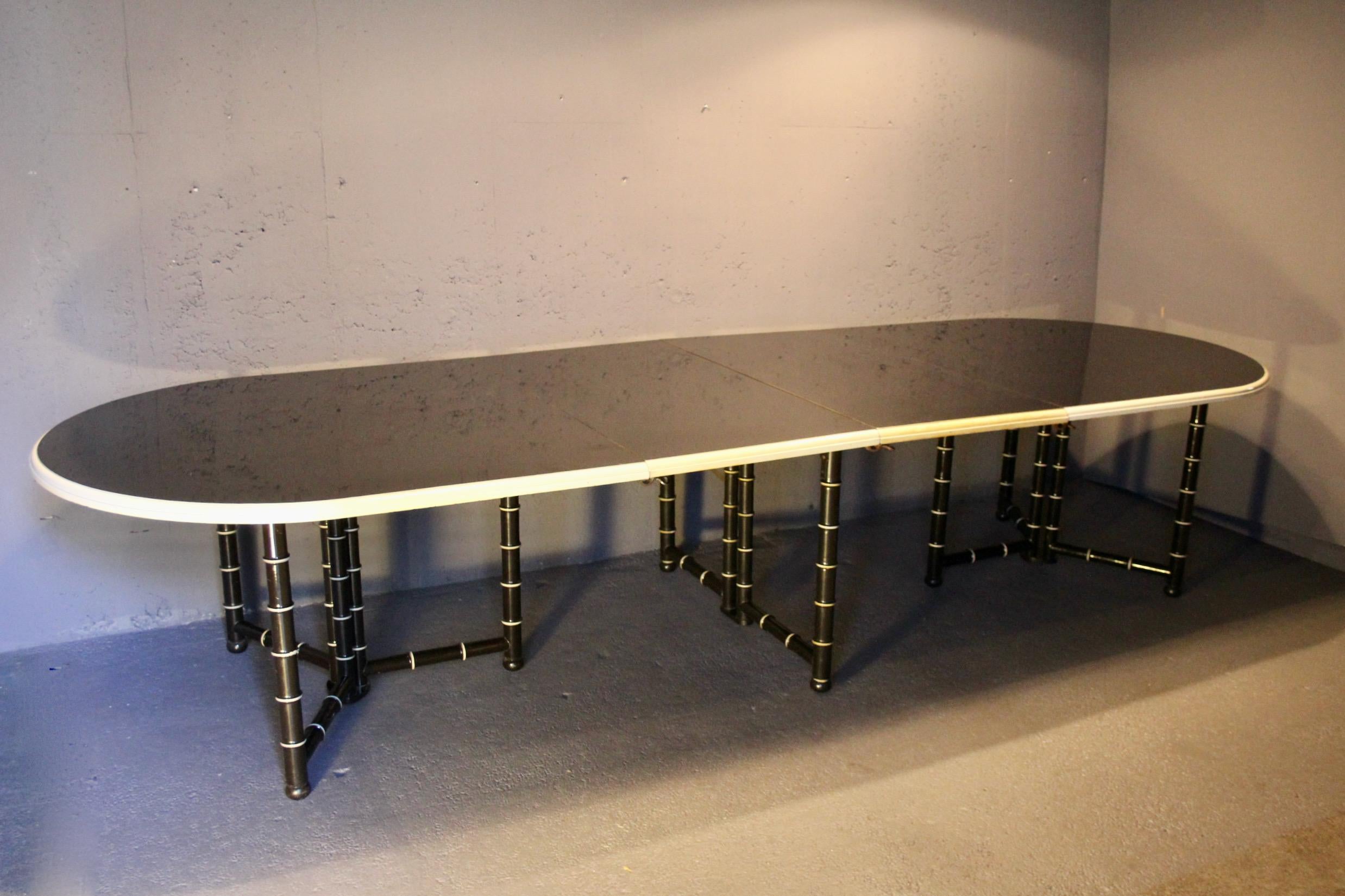 Fin du 20e siècle Table de salle à manger en bois laqué noir et crème avec 3 rallonges en vente