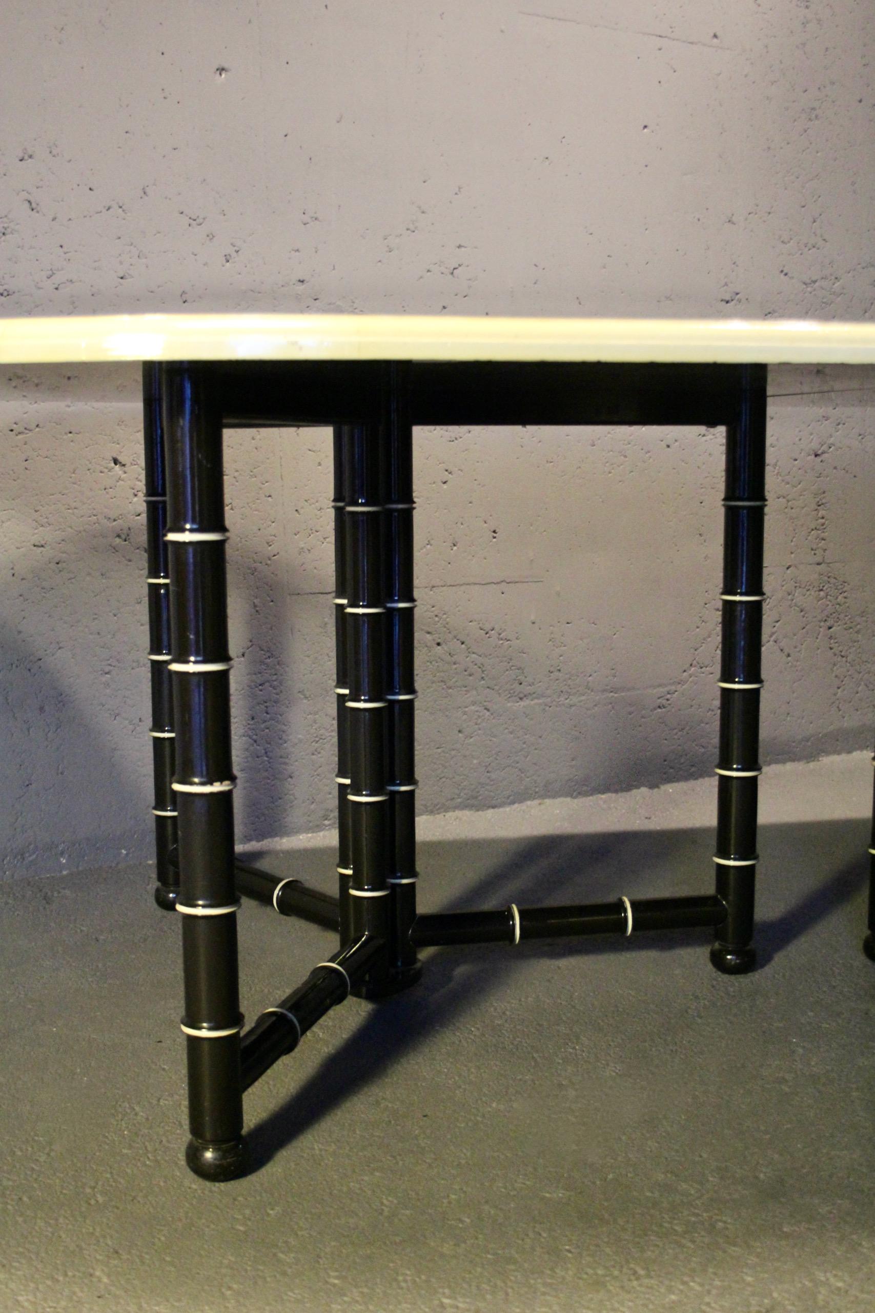 Bois Table de salle à manger en bois laqué noir et crème avec 3 rallonges en vente