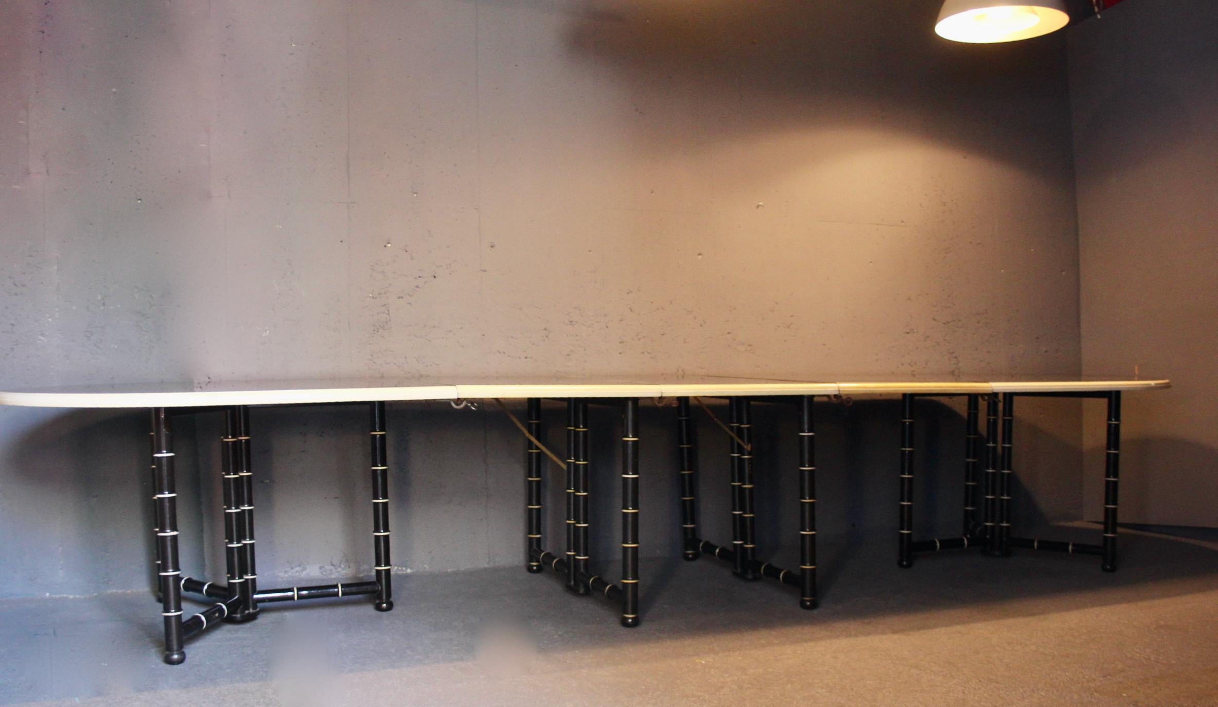 Table de salle à manger en bois laqué noir et crème avec 3 rallonges en vente 1