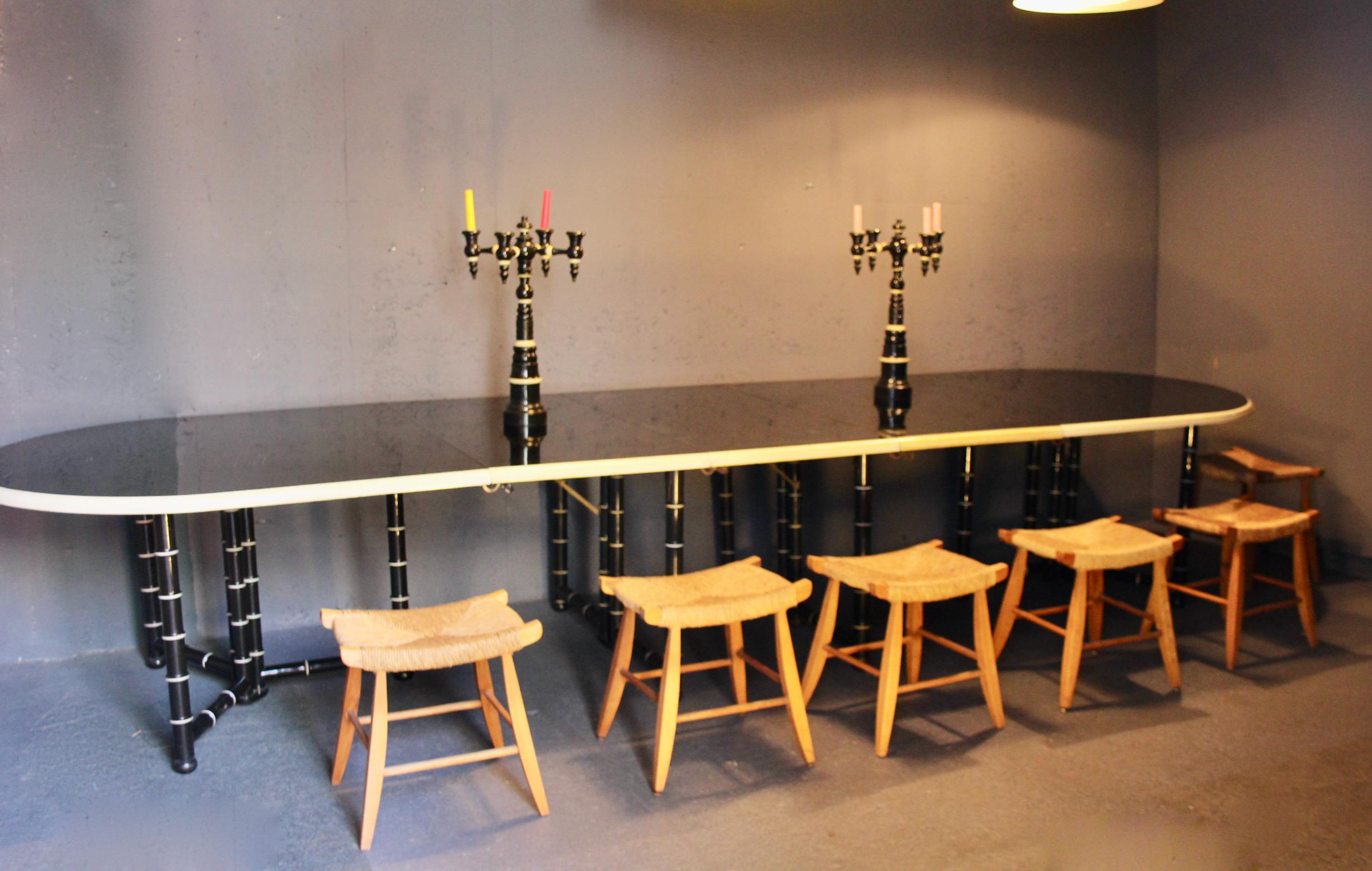 Table de salle à manger en bois laqué noir et crème avec 3 rallonges en vente 2