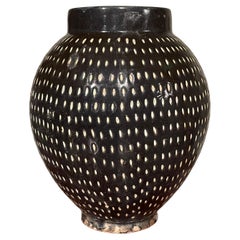 Schwarz und Creme Pin Dots Vase, China, Contemporary