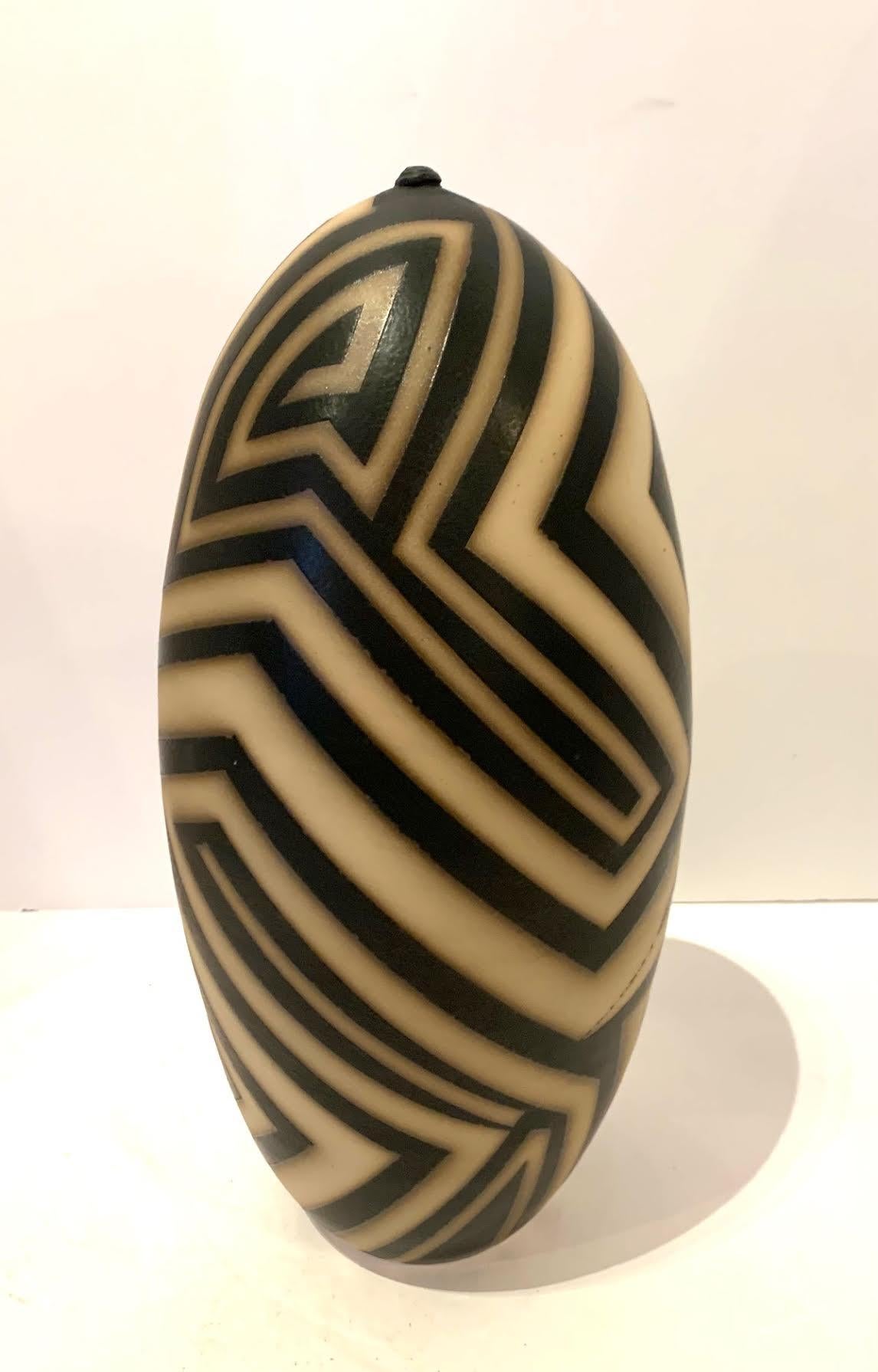 Américain Vase en grès noir et crème à rayures minces, États-Unis, contemporain